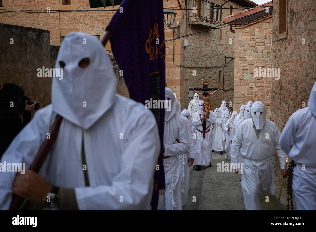 Die Brüder der „Santa de la Vera Cruz“, die die Karfreitagsprozession beginnen, erkunden die Straßen von Torres del Río, Navarra, Spanien. Die Bruderschaft der 'Santa de la Vera Cruz' feiert eine charakteristische Prozession in der Heiligen Woche in Torres del Río, Navarra, Spanien, in der die Bußgesellen weiß gekleidet sind und einen kleinen Teil des Camino de Santiago, In dem sie ein Kreuz tragen, in dem eine Buße die Stille der Nacht bricht, indem sie zum Klang der Schritte schlagen, während andere Mitglieder der Bruderschaft die Virgen de la Dolorosa tragen. (Foto: Elsa A Bravo/SOPA Image Stockfoto Die Brüder der „Santa de la Vera Cruz“, die die Karfreitagsprozession beginnen, erkunden die Straßen von Torres del Río, Navarra, Spanien. Die Bruderschaft der 'Santa de la Vera Cruz' feiert eine charakteristische Prozession in der Heiligen Woche in Torres del Río, Navarra, Spanien, in der die Bußgesellen weiß gekleidet sind und einen kleinen Teil des Camino de Santiago, In dem sie ein Kreuz tragen, in dem eine Buße die Stille der Nacht bricht, indem sie zum Klang der Schritte schlagen, während andere Mitglieder der Bruderschaft die Virgen de la Dolorosa tragen. (Foto: Elsa A Bravo/SOPA Image Stockfoto