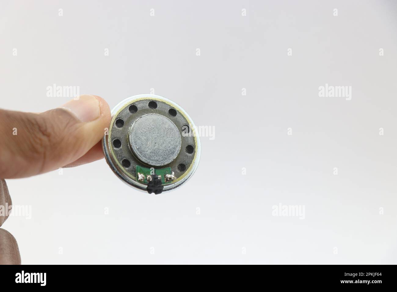 Ersatzlautsprecher für bluetooth-Lautsprecher oder Kopfhörer in der Hand Stockfoto
