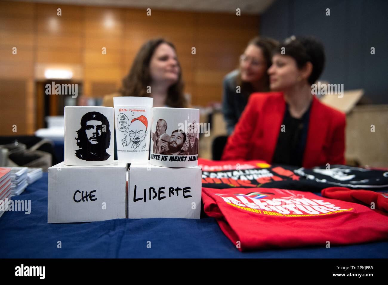 Marseille, Frankreich. 08. April 2023. Che Guevara, Lenin und Fidel Castro über Merchandising am zweiten Tag des 39. Kongresses der Kommunistischen Partei Frankreichs (PCF) in Marseille am 08. April 2023. Foto: Laurent Coust/ABACAPRESS.COM Kredit: Abaca Press/Alamy Live News Stockfoto