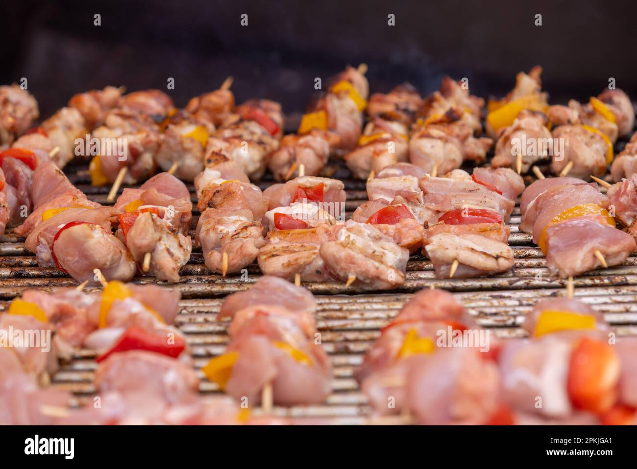 Fleisch- und Gemüsespieße, die auf Barbecue kochen Stockfoto
