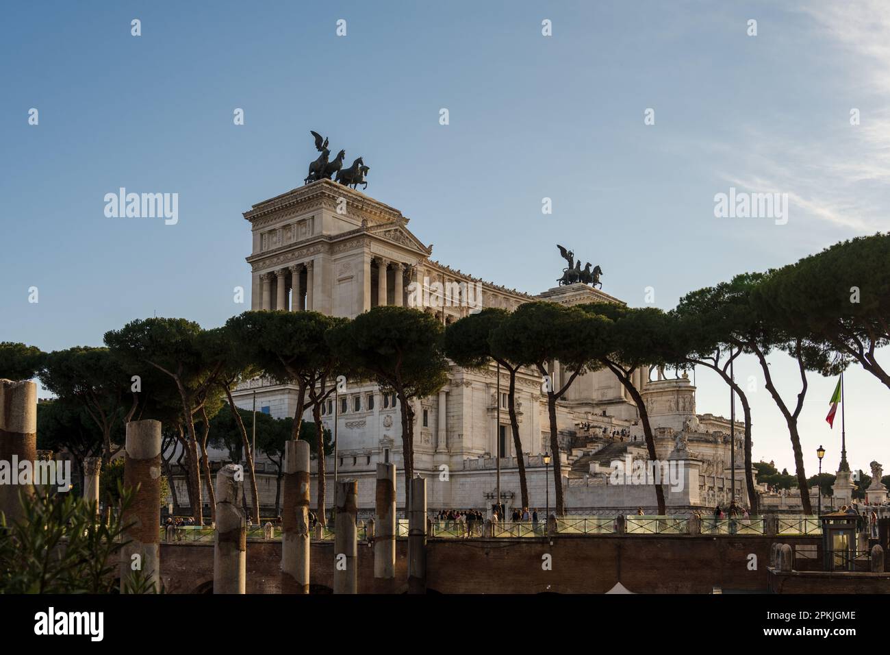 Rom, Italien, April 2023 das von Mussolini erbaute Denkmal Altare della Patria mit dem Grab des unbekannten Soldaten im Abendlicht Stockfoto