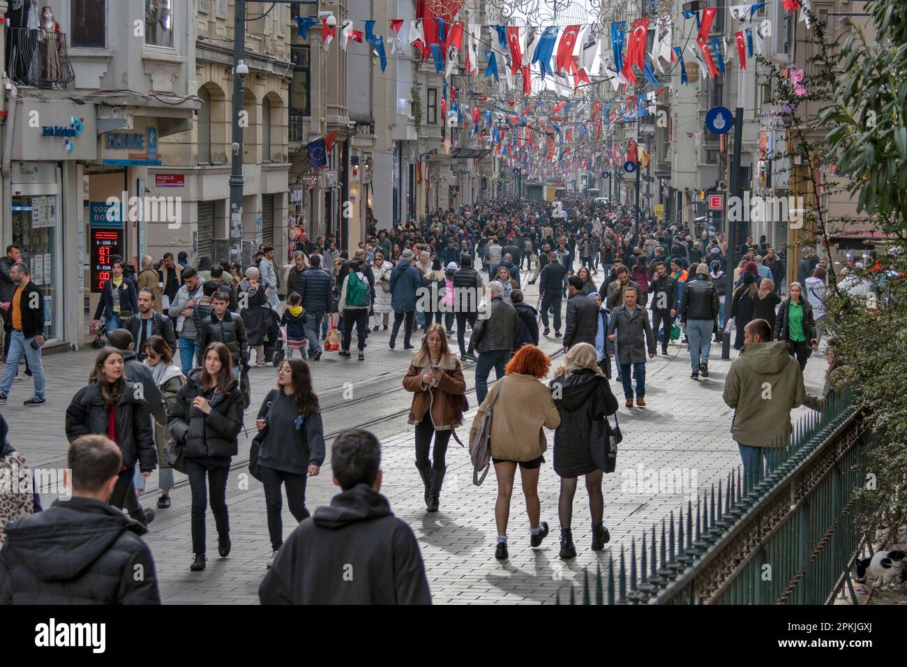 Berühmte Istiklal-Straße im Beyoglu-Viertel von Istanbul, Türkei Stockfoto