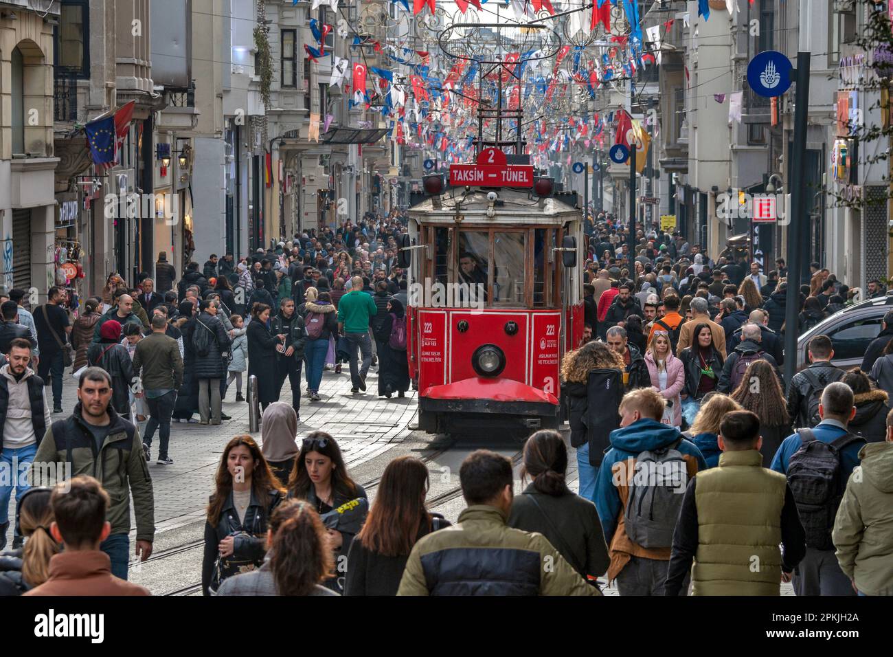 Berühmte Istiklal-Straße im Beyoglu-Viertel von Istanbul, Türkei Stockfoto