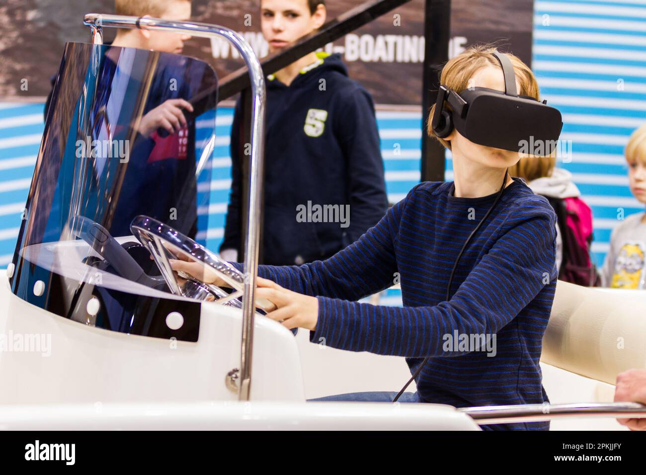 Am 20. Januar 2018 in Düsseldorf verteufelt ein Kind einen Virtual-Reality-Simulator bei „Boot“. BOOT ist der weltweit größte Wassersportfai Stockfoto