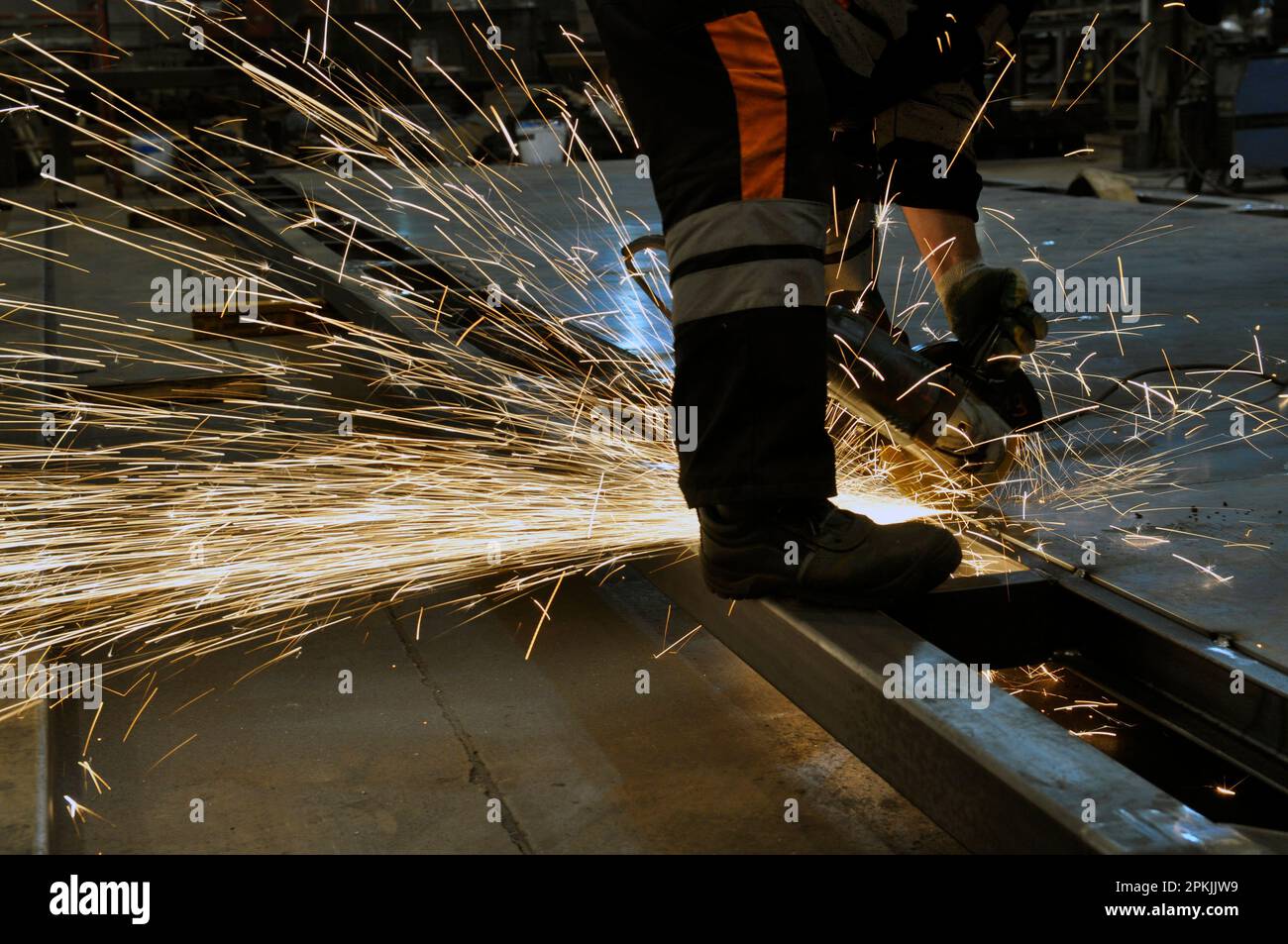 Schneiden von Blechen mit einem Handwerkzeug. Funken. Industrie. Stockfoto