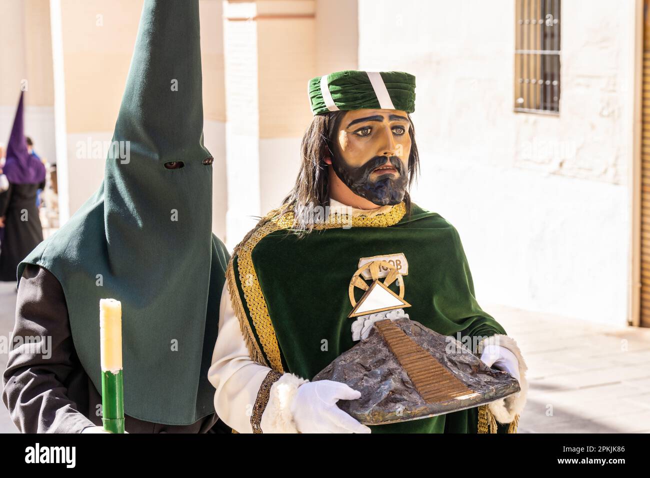 Puente Genil, Spanien. 07. April 2023. Ein Nazareno mit konischen Hüten begleitet eine biblische Figur in Kostümen während einer Karfreitagsprozession, die Teil der Heiligen Woche ist, oder den Semana Santa am 7. April 2023 in Puente Genil, Spanien. Die Stadt hat eine ungewöhnliche Feier mit einer Prozession aller biblischen Figuren seit 1661. Kredit: Richard Ellis/Richard Ellis/Alamy Live News Stockfoto