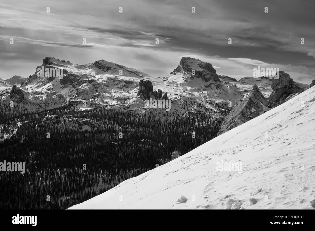 Cinque Torri in der Nuvolao Group Mountain Range – Schwarzweiß-Winterlandschaft Stockfoto