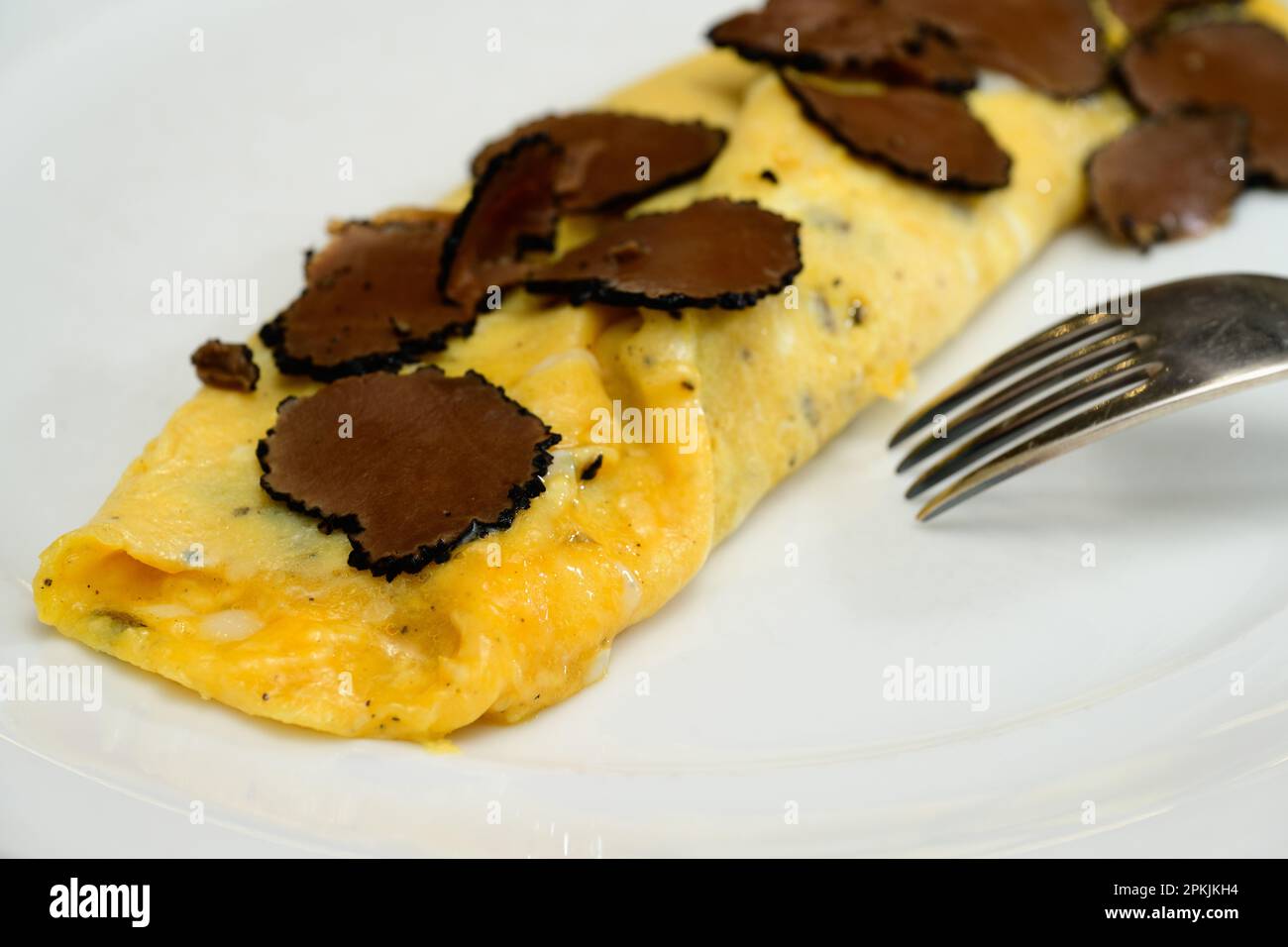 Französische Trüffel-Omelette-Eier oder Omelette-Auc-Trüffel mit schwarzen Sommertrüffeln Nahaufnahme Stockfoto