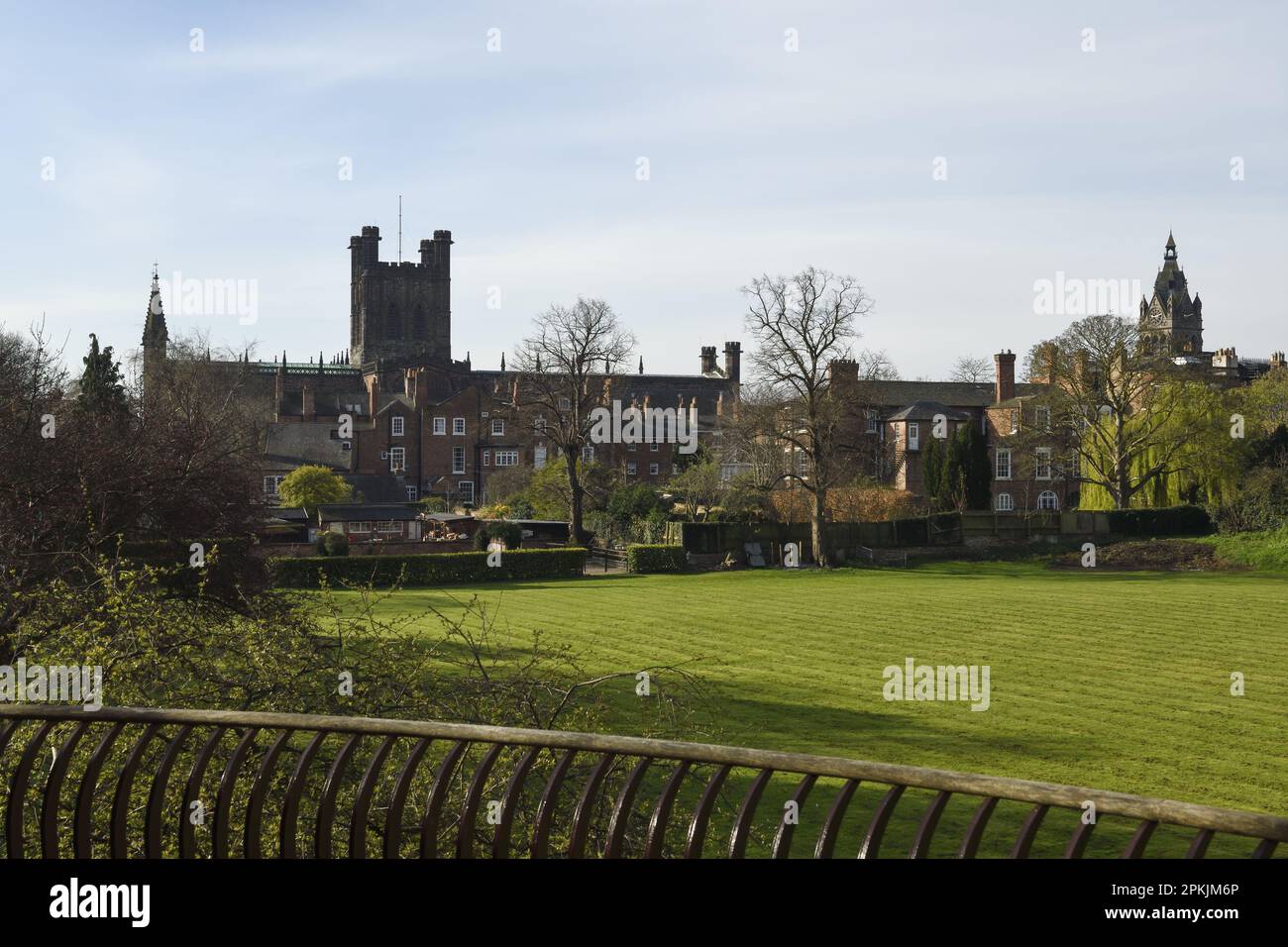 Blick über DeanÕs Field in Richtung Kathedrale und Rathaus im Stadtzentrum von Chester, Großbritannien Stockfoto
