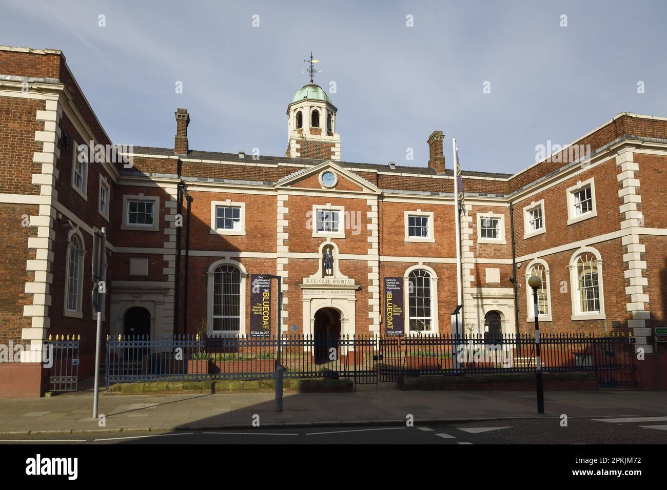 Die Fassade des Bluecoat Hospital-Gebäudes an der Northgate Street Chester UK Stockfoto