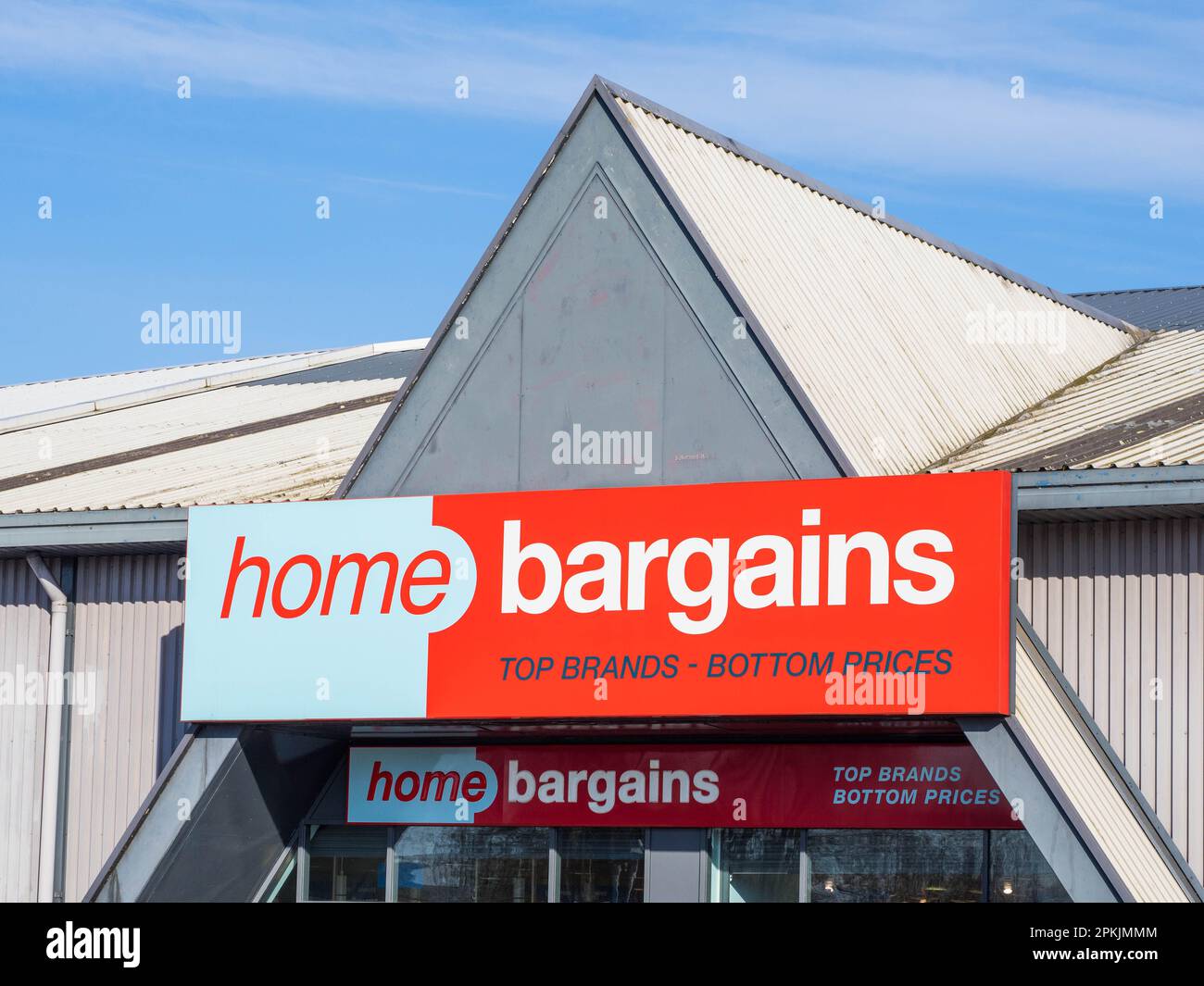 Shopfront of Home Bargain Store, Reading, Berkshire, England, Großbritannien, GB. Stockfoto