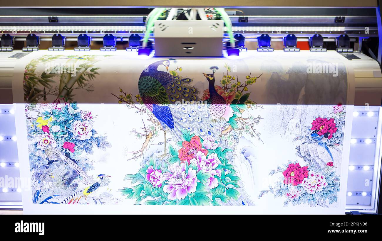 Digitale Textildruckmaschine. Großformat-Farbsublimations-Textil-Wärmeübertragungsdrucker Stockfoto