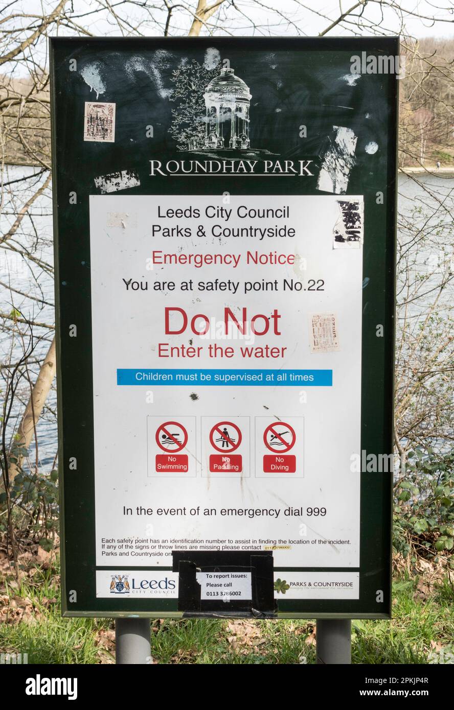 Schild „Don't Enter the Water“ in Roundhay Park, Leeds, Yorkshire, England, Großbritannien Stockfoto
