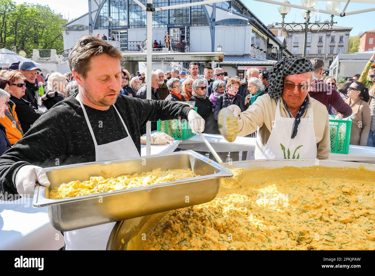 Pula, Kroatien. 08. April 2023. Anlässlich der Osterferien und des Heiligen Samstags wurde am 08. April 2023 in Pula (Kroatien) auf dem Stadtmarkt eine Frittata mit 1.500 Eiern und 10 Kilogramm Spargel zubereitet. Foto: Srecko Niketic/PIXSELL Guthaben: Pixsell/Alamy Live News Stockfoto