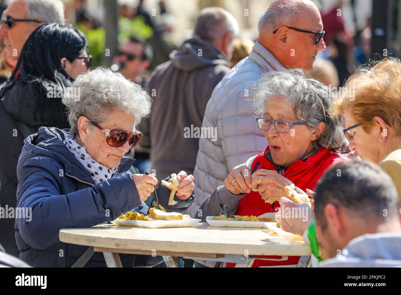 Pula, Kroatien. 08. April 2023. Anlässlich der Osterferien und des Heiligen Samstags wurde am 08. April 2023 in Pula (Kroatien) auf dem Stadtmarkt eine Frittata mit 1.500 Eiern und 10 Kilogramm Spargel zubereitet. Foto: Srecko Niketic/PIXSELL Guthaben: Pixsell/Alamy Live News Stockfoto