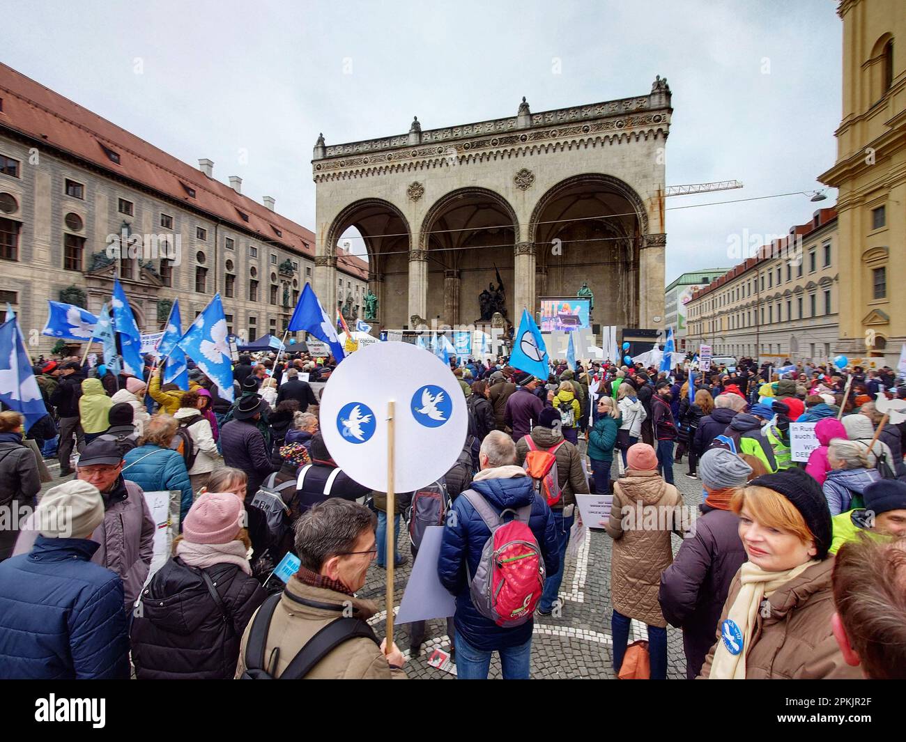 München, Bayern, Deutschland. 8. April 2023. Reichsbuerger, Neonazis, Rechtsextremisten, Antivaxxer und Verschwörungstheoretiker schlossen sich der Friedensbewegung an und marschierten gegen die Ukraine und für Russland, jetzt, da die Ära Corona offiziell vorbei ist. Während in der Ukraine ein Krieg wütet, organisierte Ã‚Â München Friedensbewegung ihren jährlichen Ostermarsch gegen Militarisierung, Krieg und NATO.Ã‚Â die Münchner Friedensbewegung ist seit langem eine kontroverse Gruppe, Aber der ehemalige Querdenker hat seinen Fokus von Corona auf das Keil-Thema der Ukraine verlagert und so die Bewegung zu einer Bewegung geformt, die effektiv pro-Kre ist Stockfoto