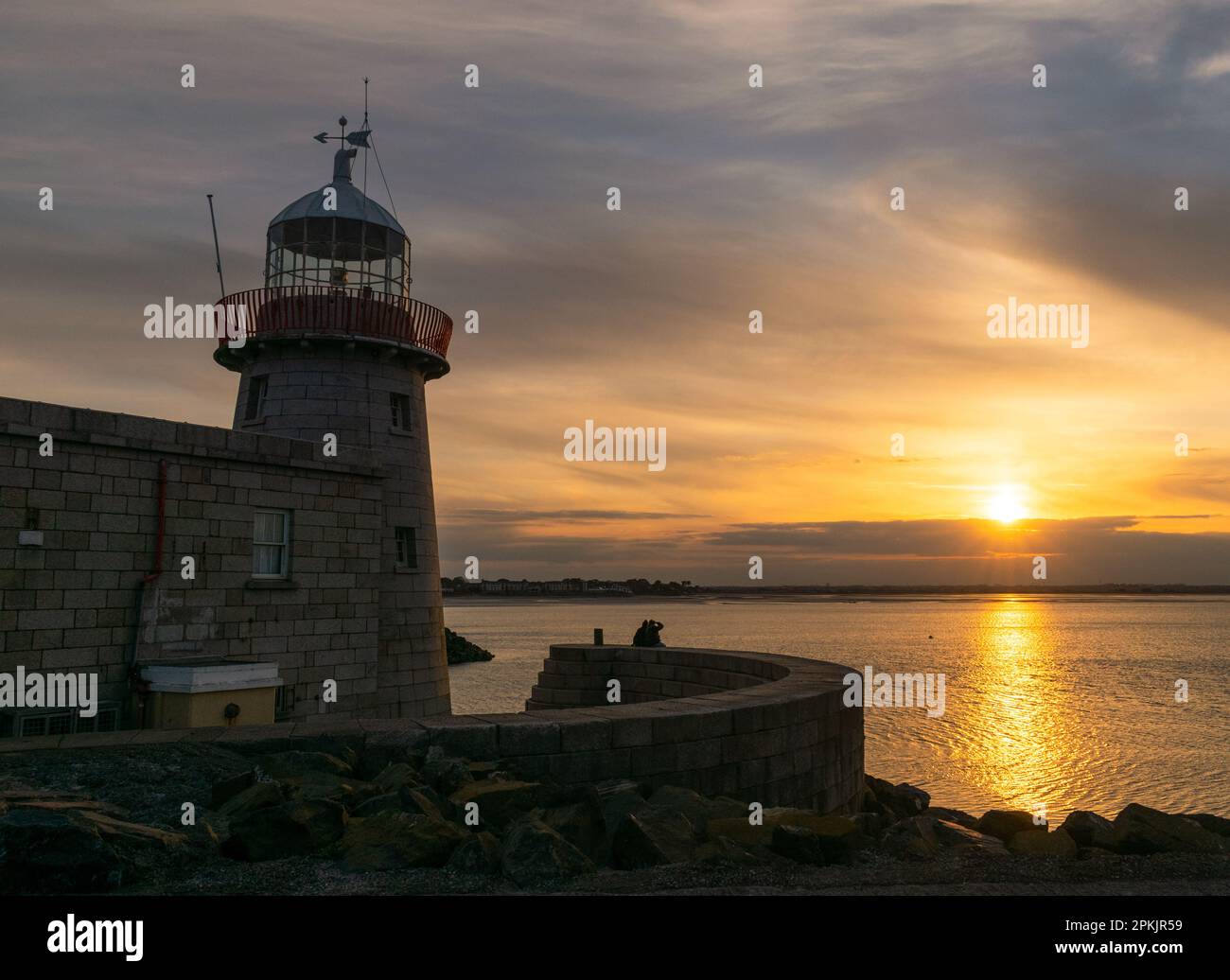 Sonnenuntergang am Howth Lighthouse mit vielen Wolken Stockfoto