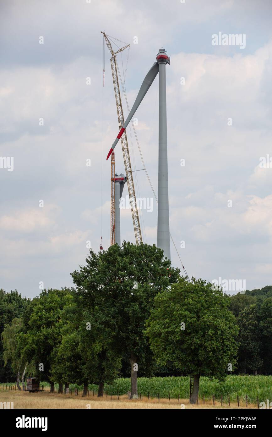 19.07.2018. Huenxe, DE. Neue Windturbinen im Bau entlang der Autobahn A3 in Deutschland Kredit: ANT Palmer/Alamy Stockfoto