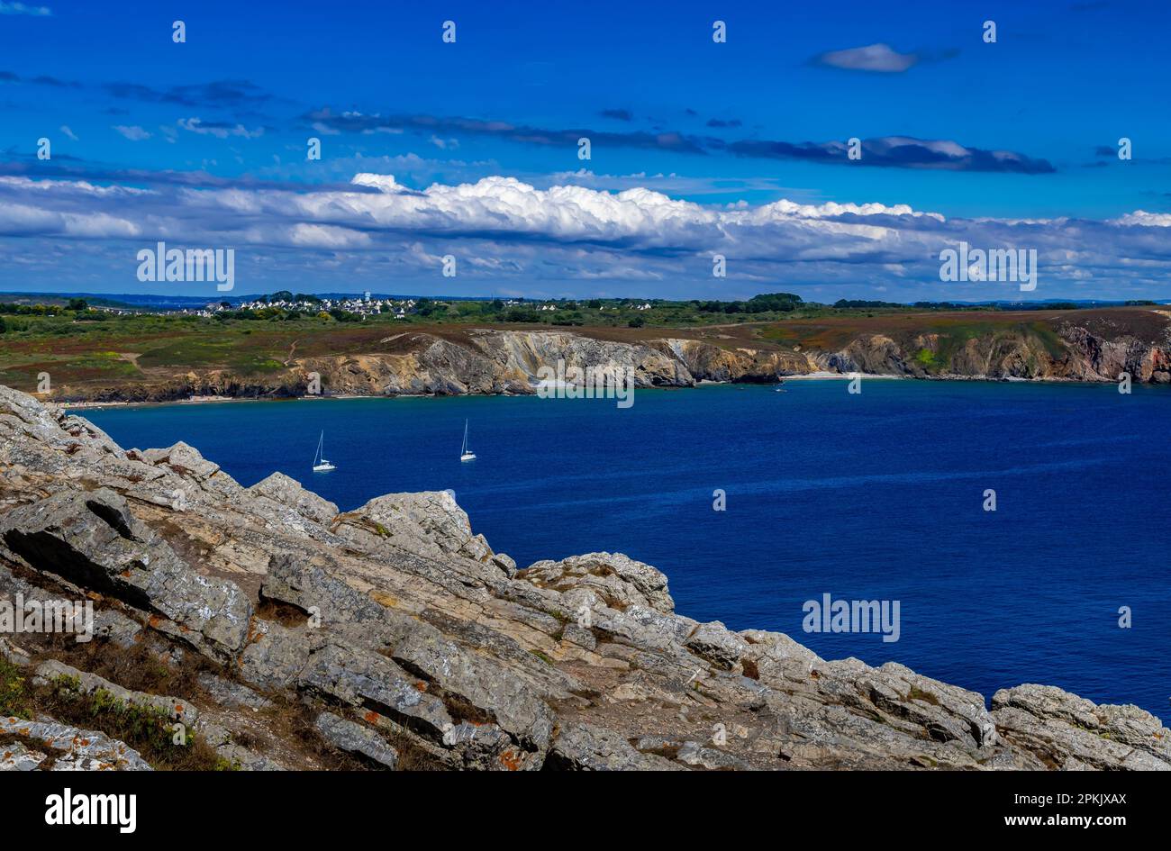 Klippen in Pointe De Penhir an der Finistere Atlantikküste in der Bretagne, Frankreich Stockfoto