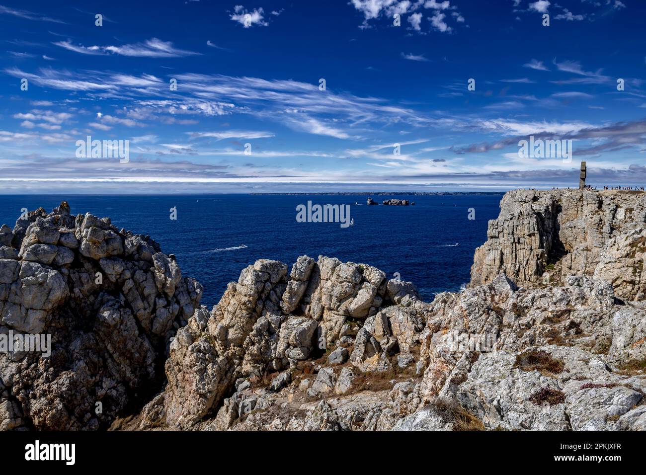 Klippen und Monument Aux Bretons De La France Libre in Pointe De Penhir an der Finistere Atlantikküste in der Bretagne, Frankreich Stockfoto