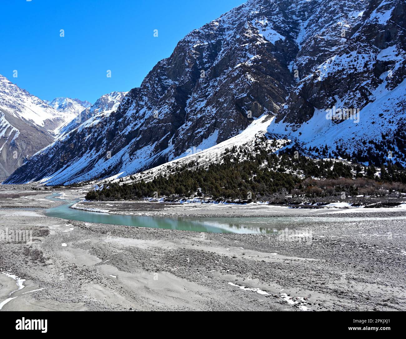 Schwarze Berge hinter dem sonnigen weißen Schnee Stockfoto