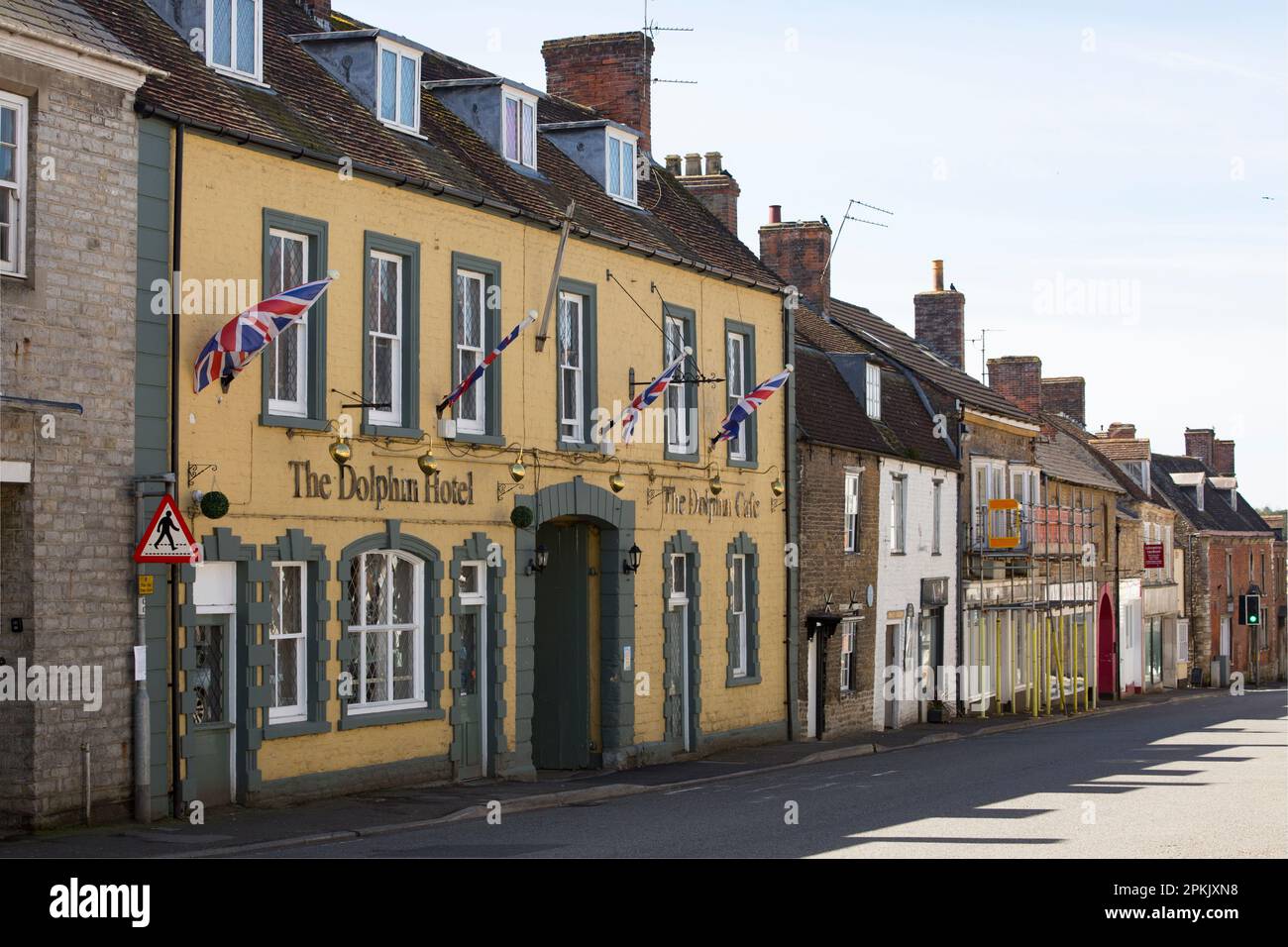 Das Dolphin Hotel an der Hauptstraße, die durch die Stadt Wincanton in Somerset England GB führt Stockfoto