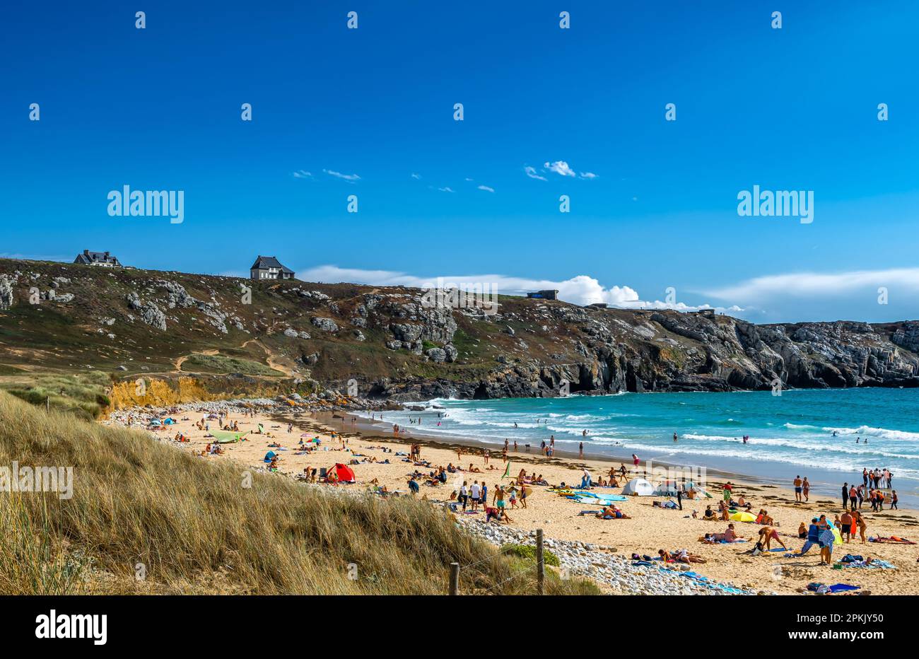 BEACH PLAGE DE PEN HAT IN CAMARET-SUR-MER, Frankreich - 24. August 2022: People at Beach Plage De Pen hat at Camaret Sur Mer at Finistere Atlantic Coast I Stockfoto