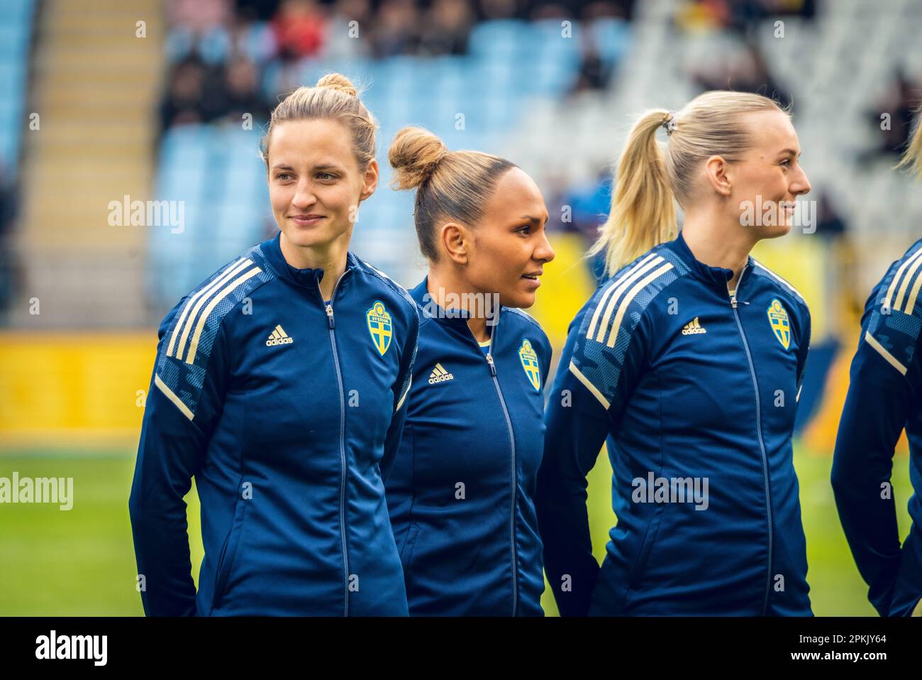 Malmoe, Schweden. 07. April 2023. Nathalie Bjorn (L) und Madelen Janogy (Zentrum) Schwedens während der Fußballfreundschaft zwischen Schweden und Dänemark im Eleda-Stadion in Malmoe. (Foto: Gonzales Photo/Alamy Live News Stockfoto