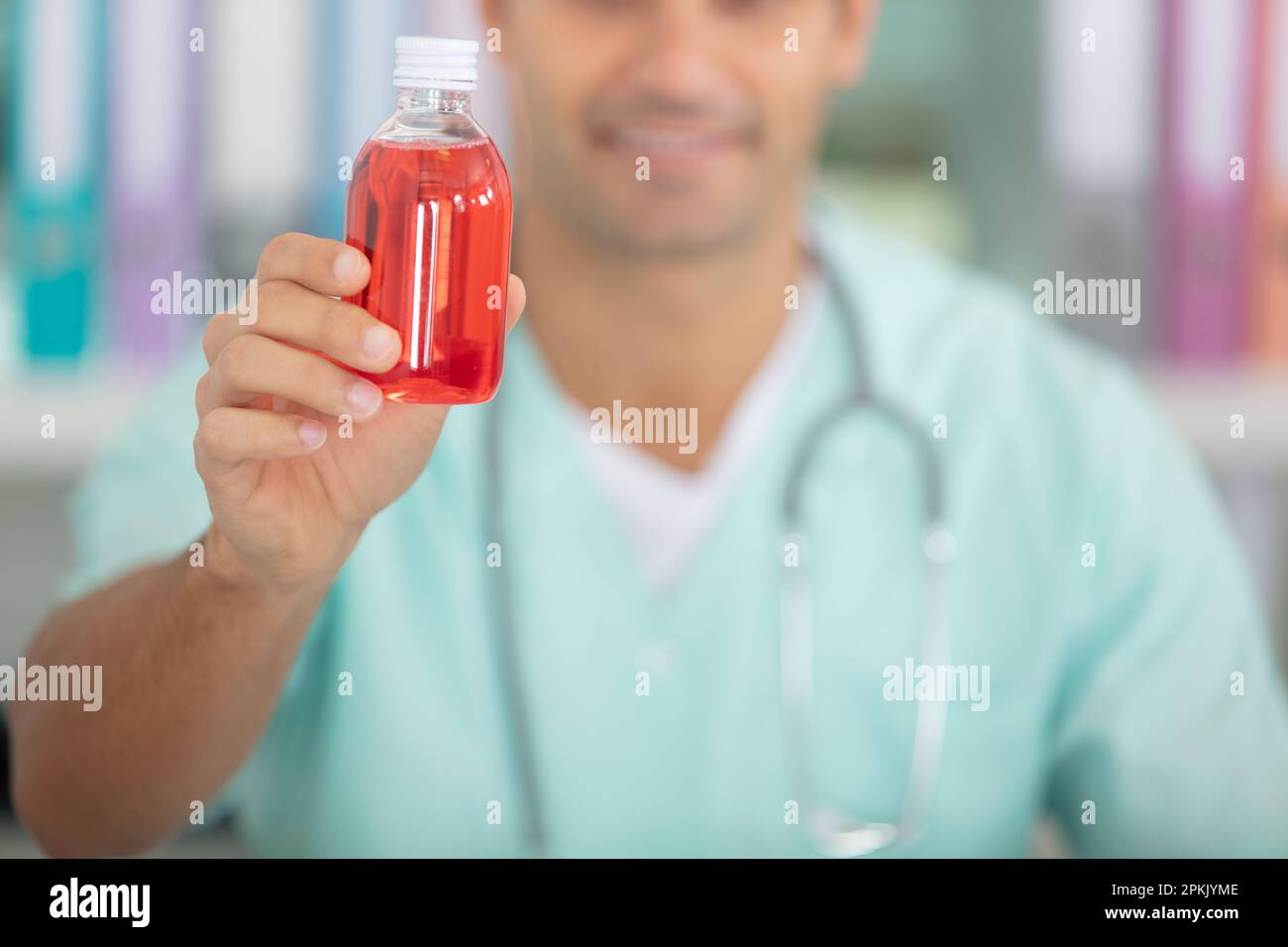 Ein Arzt, der eine Flasche Pillen in der Hand hält Stockfoto