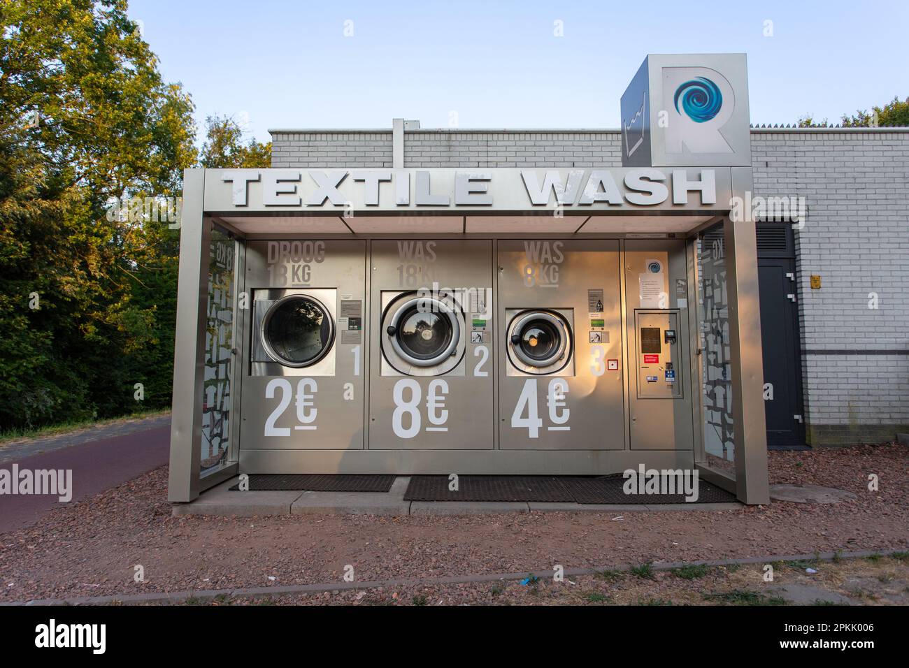 25.07.2018. Den Haag, Niederlande. Öffentliche Waschmaschinen stehen auf dem Vorplatz einer Autobahntankstelle in Den Haag, Holland. Kredit: Ant Pa Stockfoto
