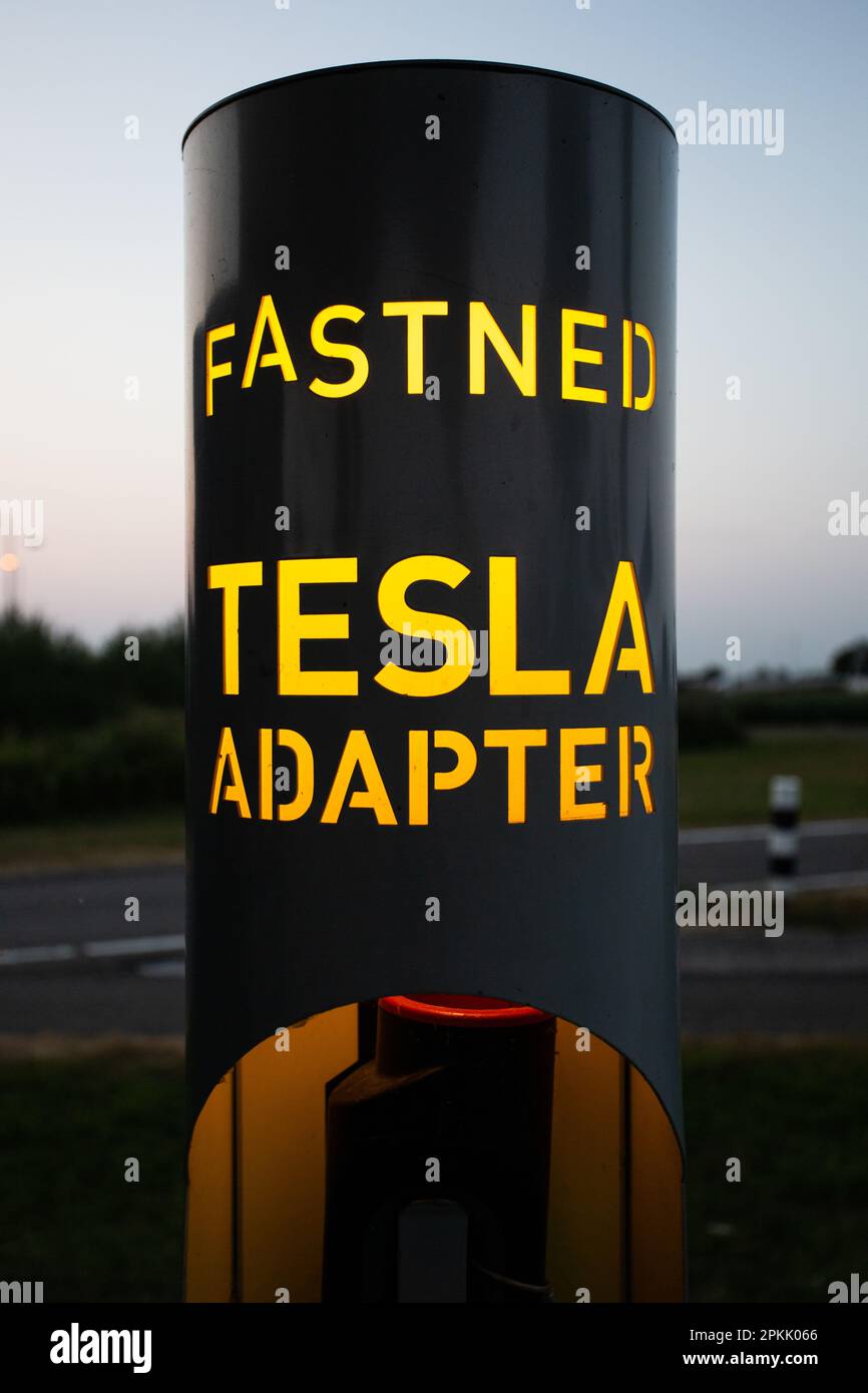 25.07.2018. Den Haag, Niederlande. Eine E-Auto-Ladestation, die zur Firma Fastned gehört, an einer Autobahntankstelle in Den Haag, Holland. C Stockfoto