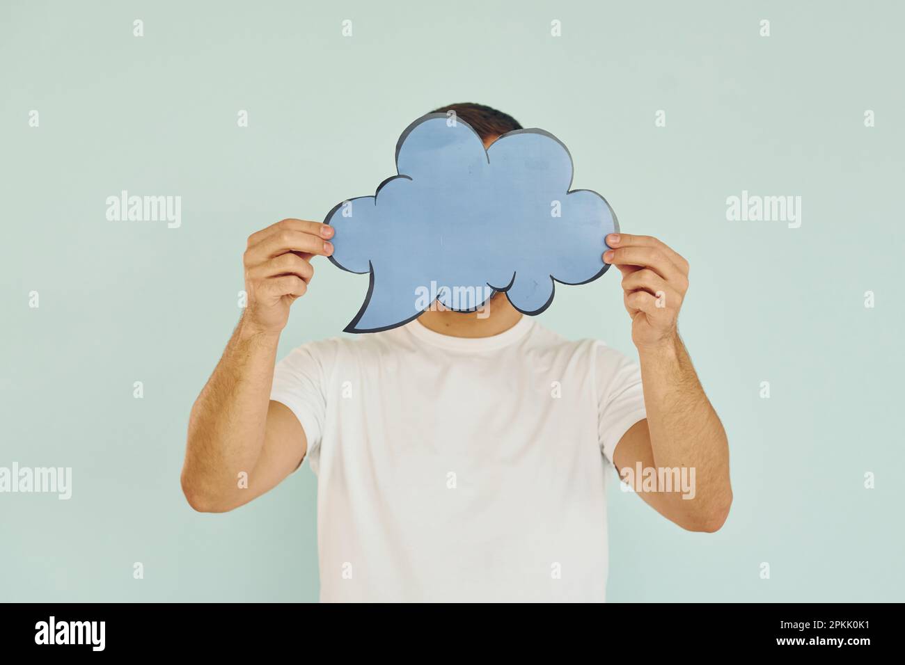 Wolkenaussehende Schilder. Ein Mann, der im Studio steht Stockfoto
