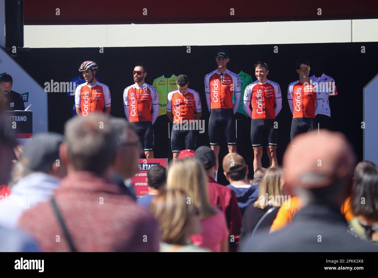 Ekin, Spanien. 07. April 2023. Cofidis Riders in der Teampräsentation während der 5. Etappe des Baskenlandes Itzulia 2023 zwischen Ekin und Amorebieta-Etxano am 07. April 2023 in Ekin, Spanien. (Foto: Alberto Brevers/Pacific Press) Kredit: Pacific Press Media Production Corp./Alamy Live News Stockfoto