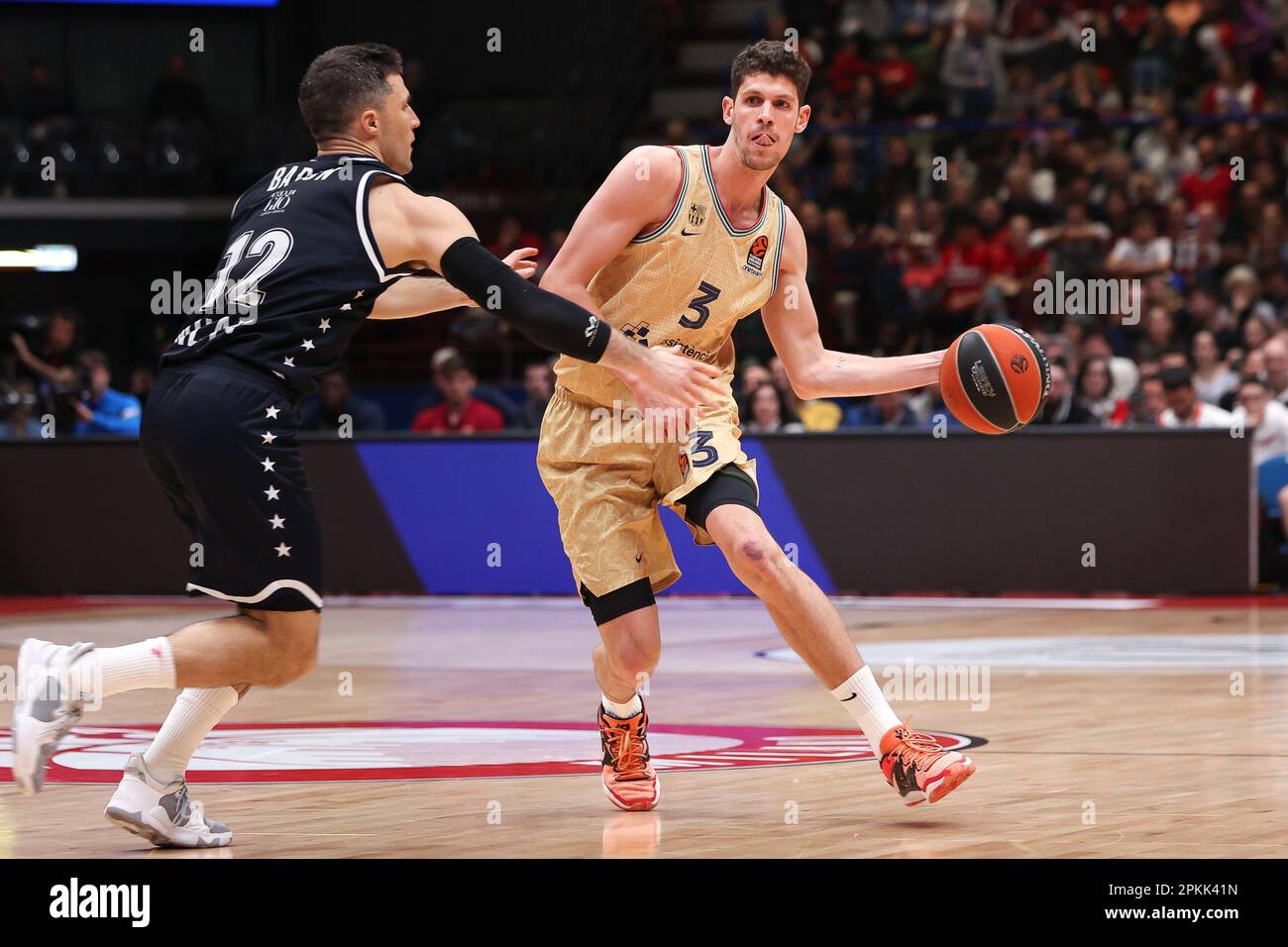 Mailand, Italien, Italien. 7. April 2023. Italien, Mailand, 7 2023. april: Oriol Pauli (Barcelona Guard) Pass wurde im 4. Quartal während des Basketballspiels EA7 Emporio Armani Mailand gegen den FC Barcelona im Vorderfeld geschossen, EuroLeague 2022-2023 round33 (Kreditbild: © Fabrizio Bertani/Pacific Press via ZUMA Press Wire) NUR REDAKTIONELLE VERWENDUNG! Nicht für den kommerziellen GEBRAUCH! Kredit: ZUMA Press, Inc./Alamy Live News Stockfoto