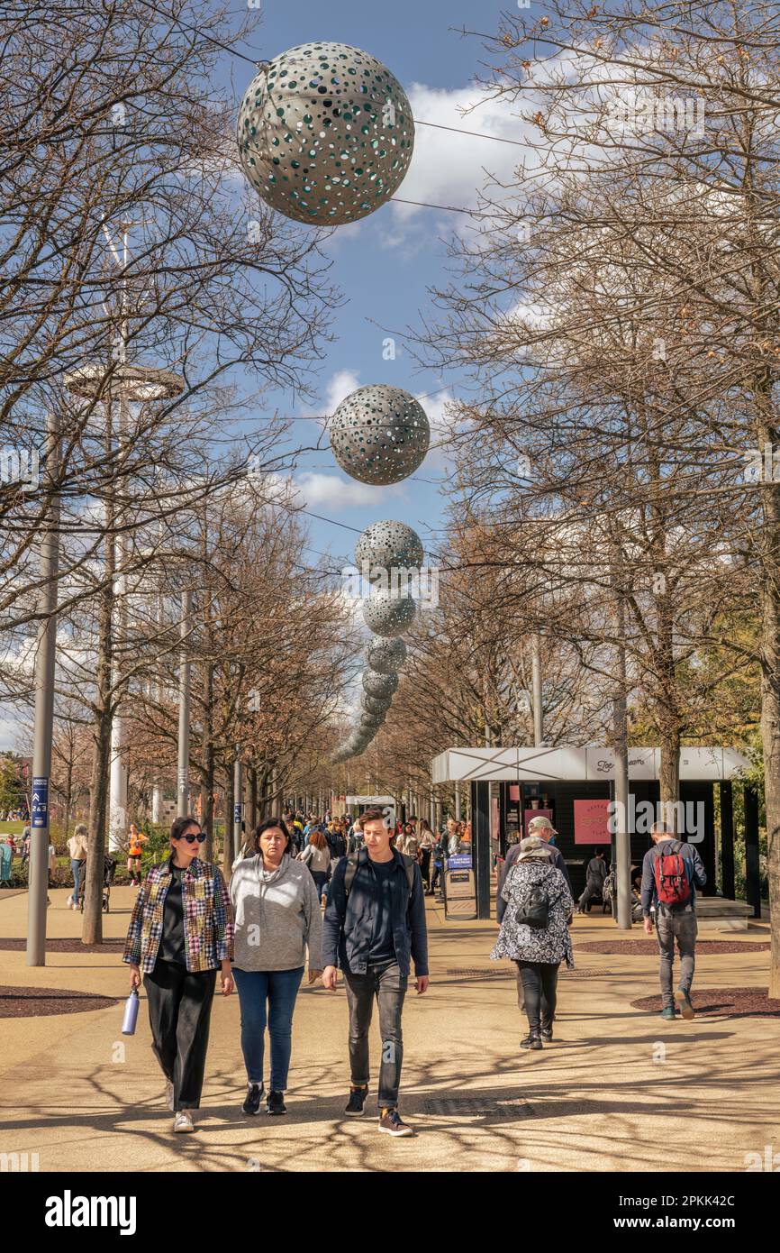 Im Queen Elizabeth Olympic Park in Stratford, London, genießen Besucher die Frühlingssonne. Stockfoto