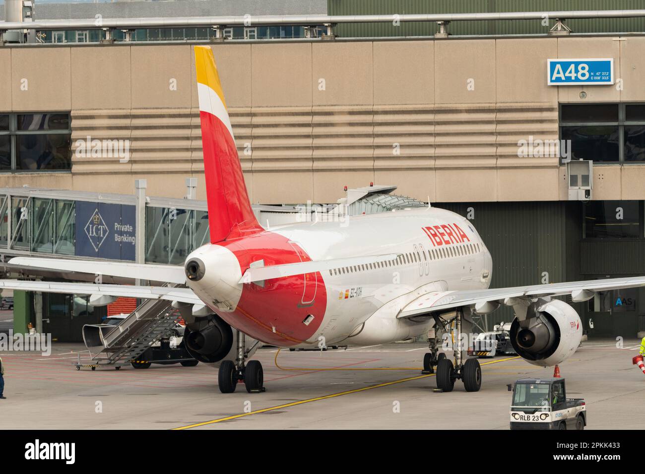 Zürich, Schweiz, 2. Januar 2023 Iberia Airbus A320-214-Flugzeuge parken am Gate Stockfoto