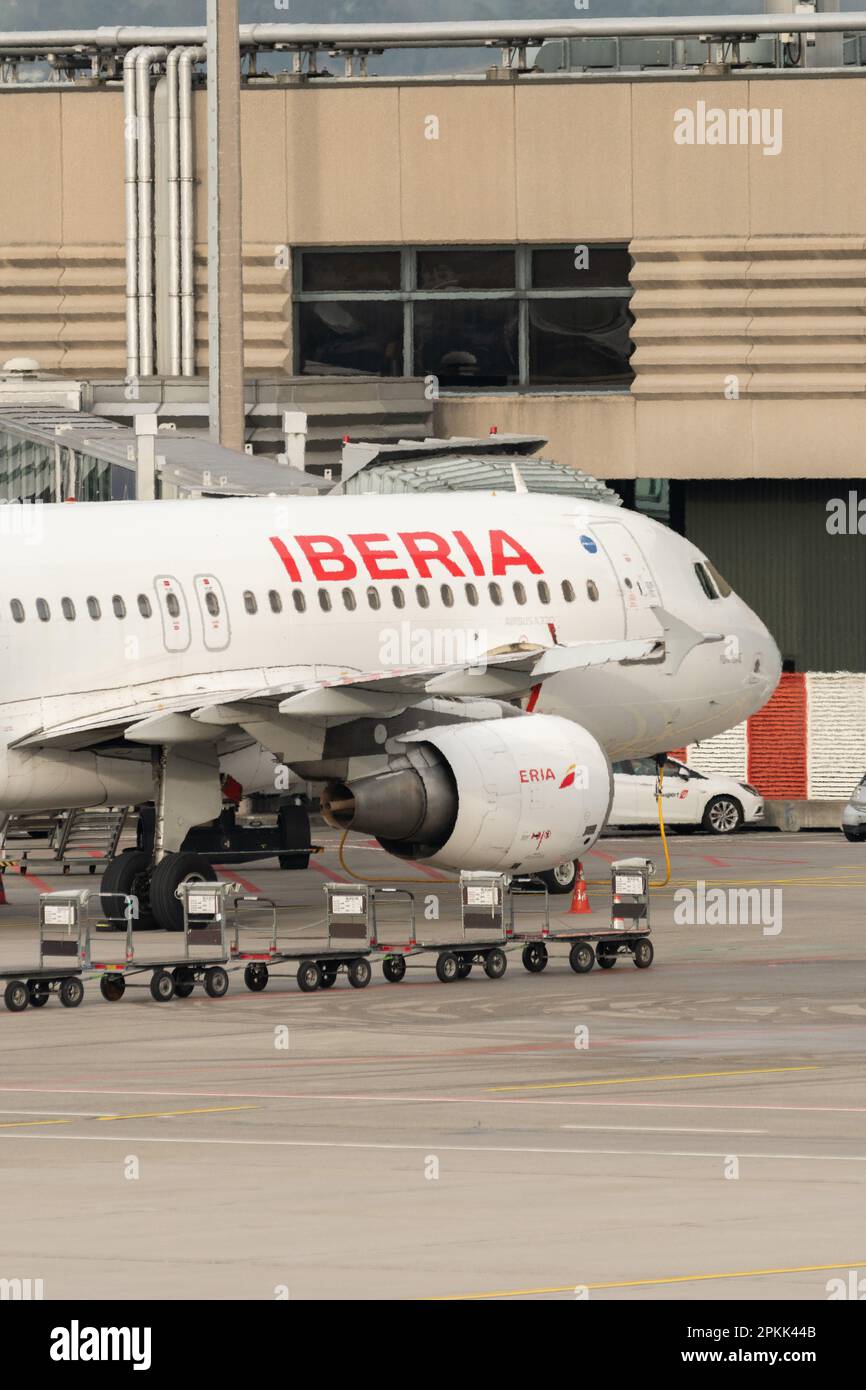Zürich, Schweiz, 2. Januar 2023 Iberia Airbus A320-214-Flugzeuge parken am Gate Stockfoto