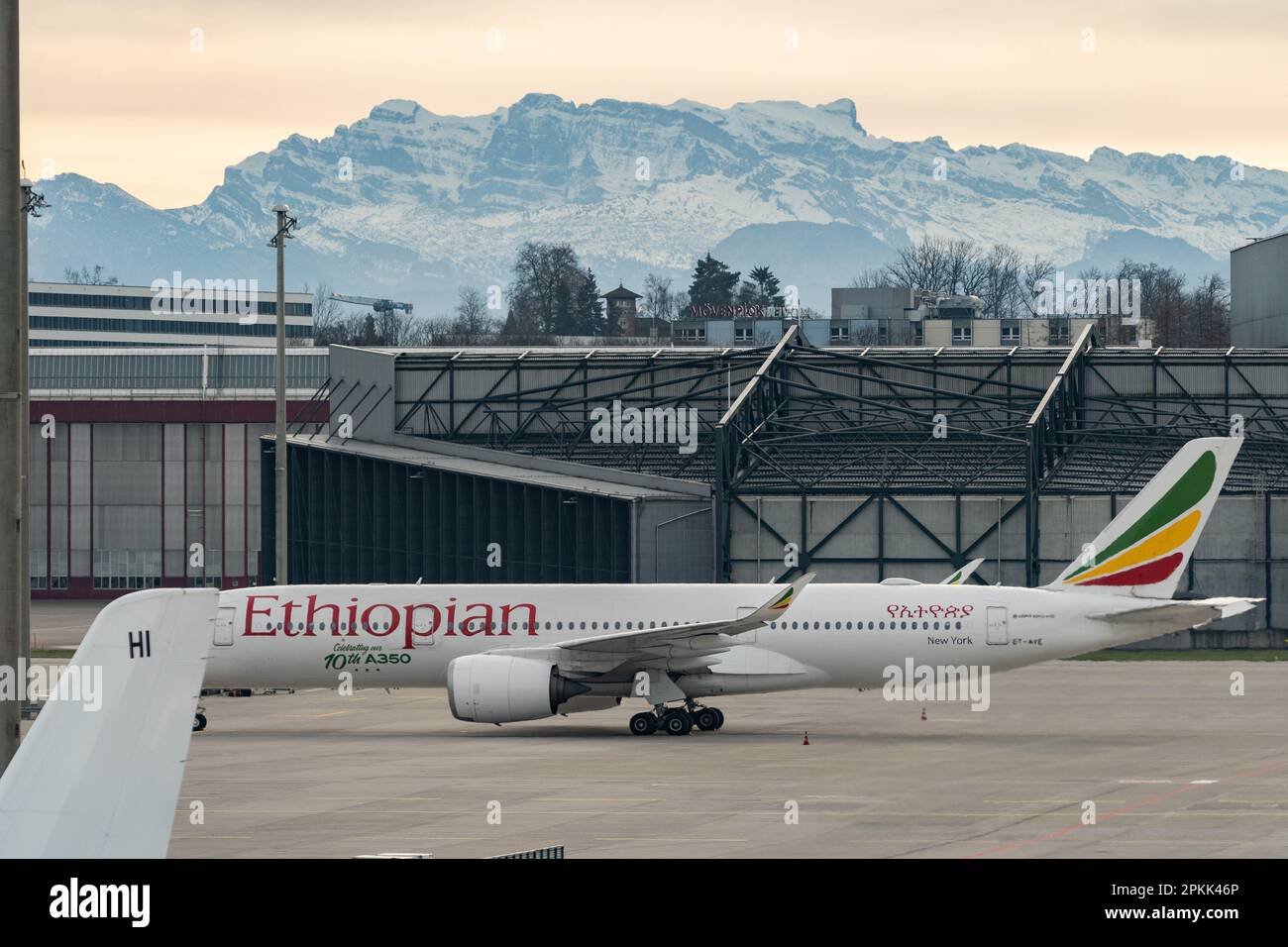 Zürich, Schweiz, 2. Januar 2023 Äthiopisches Flugzeug des Typs Airbus A350-941 parkt auf dem Vorfeld Stockfoto