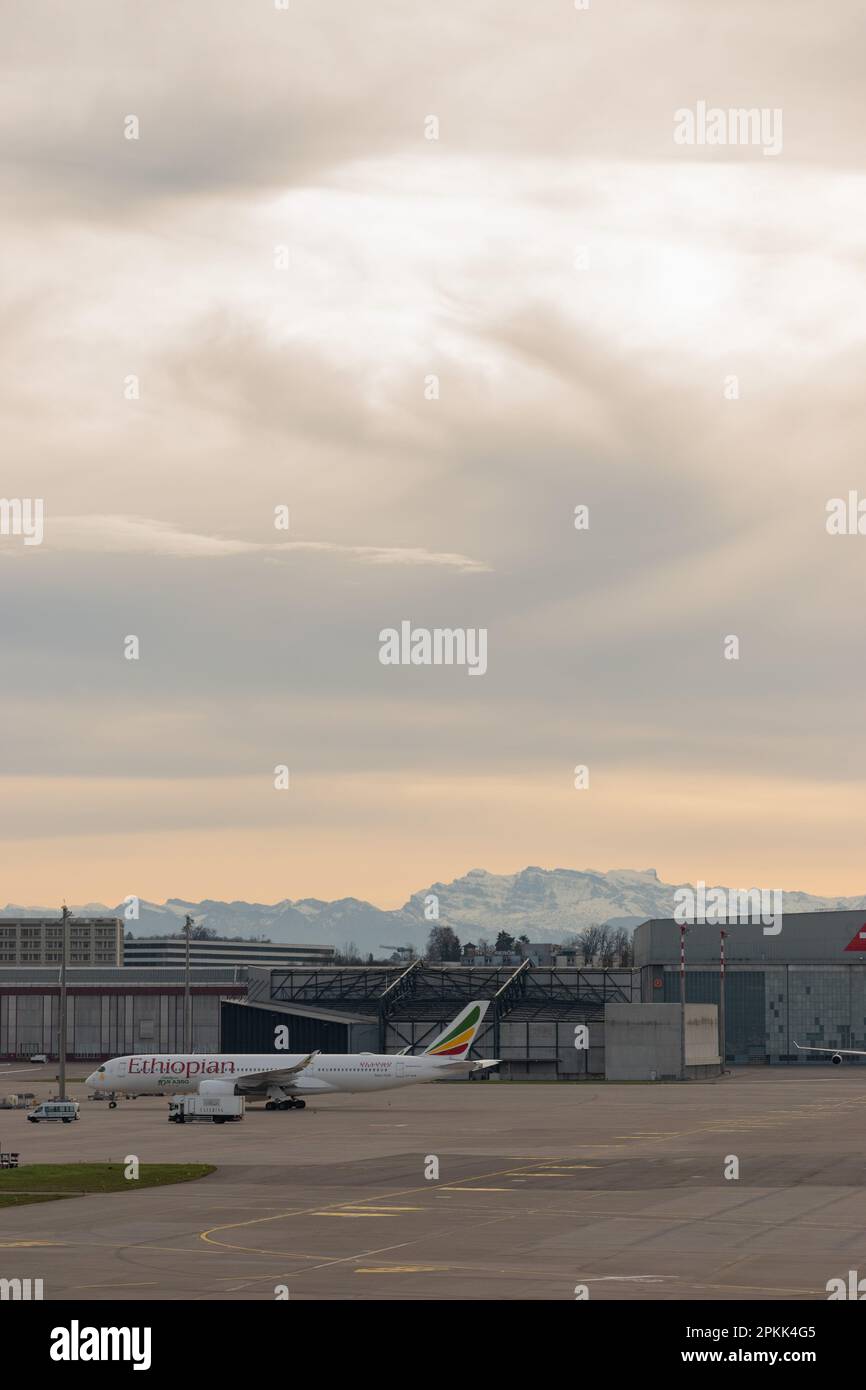 Zürich, Schweiz, 2. Januar 2023 Äthiopisches Flugzeug des Typs Airbus A350-941 parkt auf dem Vorfeld Stockfoto