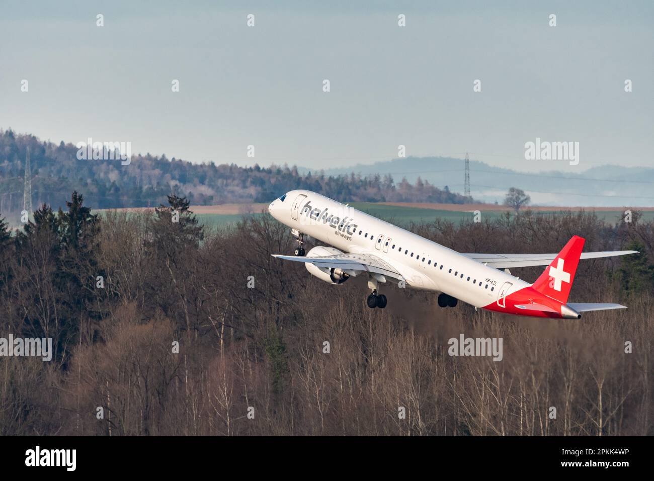 Zürich, Schweiz, 2. Januar 2023 Helvetic Airways Embraer E195-E2 Flugzeuge starten von Landebahn 28 Stockfoto