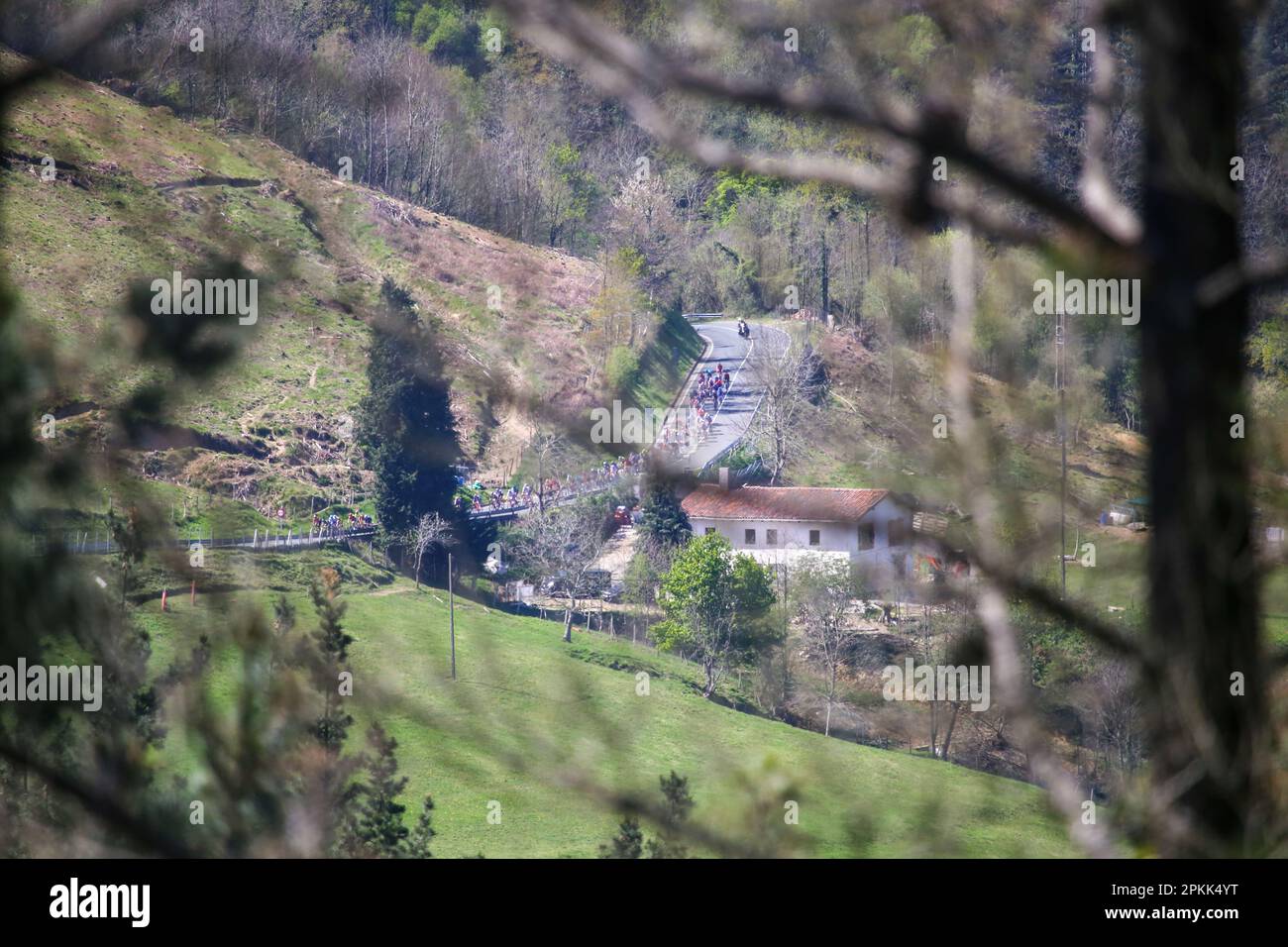 Amorebieta-Etxano, Euskadi, Spanien. 7. April 2023. Balkon de Bizkaia, Spanien, 07. April 2023: Das gestreckte Peloton während der 5. Etappe des Baskenlandes Itzulia 2023 zwischen Ekin und Amorebieta-Etxano am 07. April 2023 in Balcon de Bizkaia, Spanien. (Kreditbild: © Alberto Brevers/Pacific Press via ZUMA Press Wire) NUR ZUR REDAKTIONELLEN VERWENDUNG! Nicht für den kommerziellen GEBRAUCH! Kredit: ZUMA Press, Inc./Alamy Live News Stockfoto