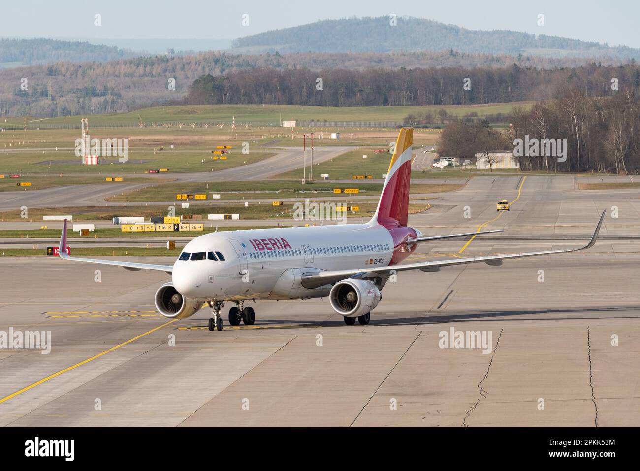 Zürich, Schweiz, 2. Januar 2023 Flugzeug Iberia Airbus A320-214 fährt zum Gate Stockfoto