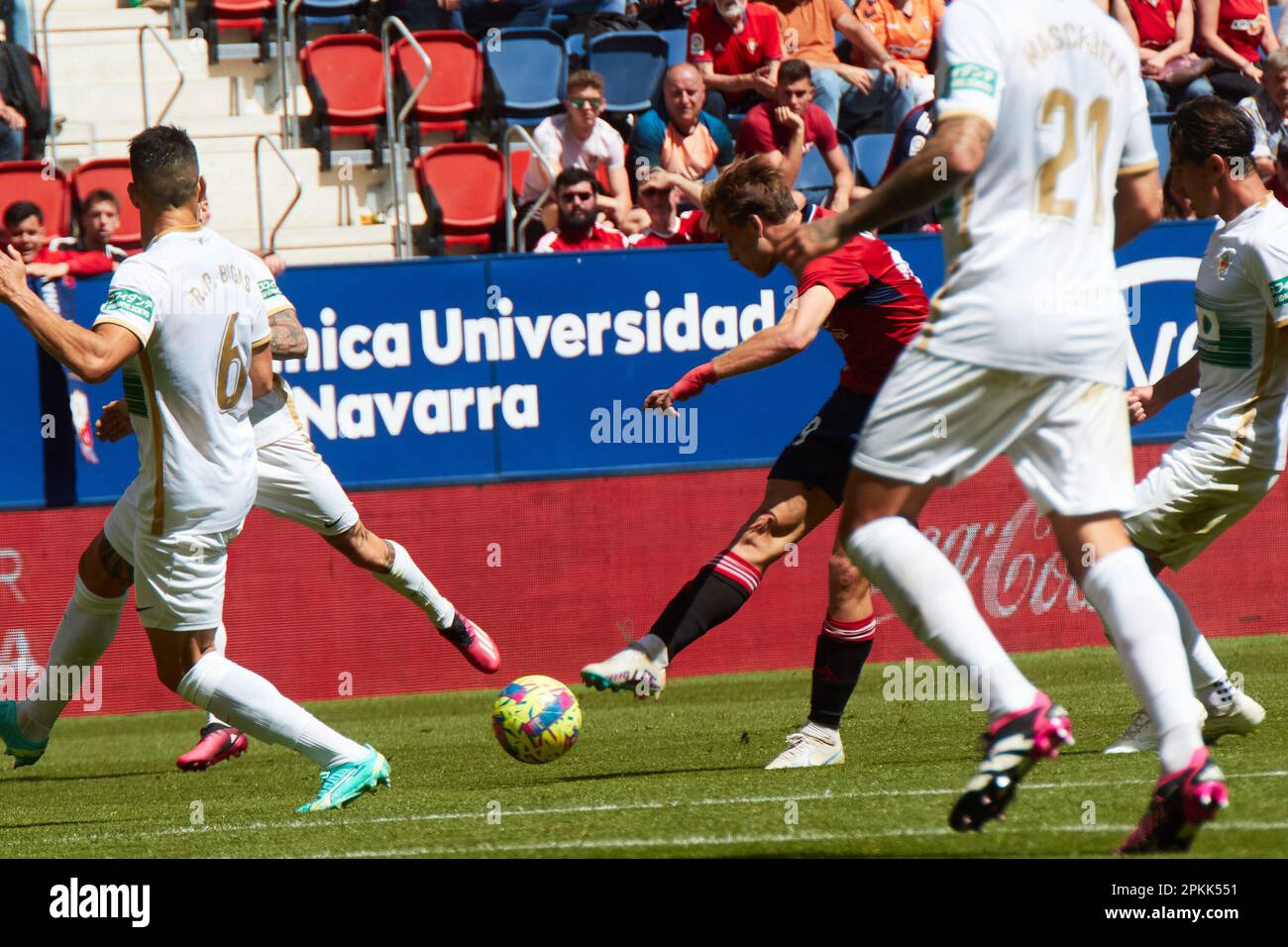 Pamplona, Spanien. 8. April 2023. Sport. Fußball.Pablo Ibañez (19. CA Osasuna) während des Fußballspiels La Liga Santander zwischen CA Osasuna und Elche CF am 8. April 2023 im Stadion El Sadar in Pamplona (Spanien) gespielt. Kredit: Inigo Alzugaray/Alamy Live News Stockfoto