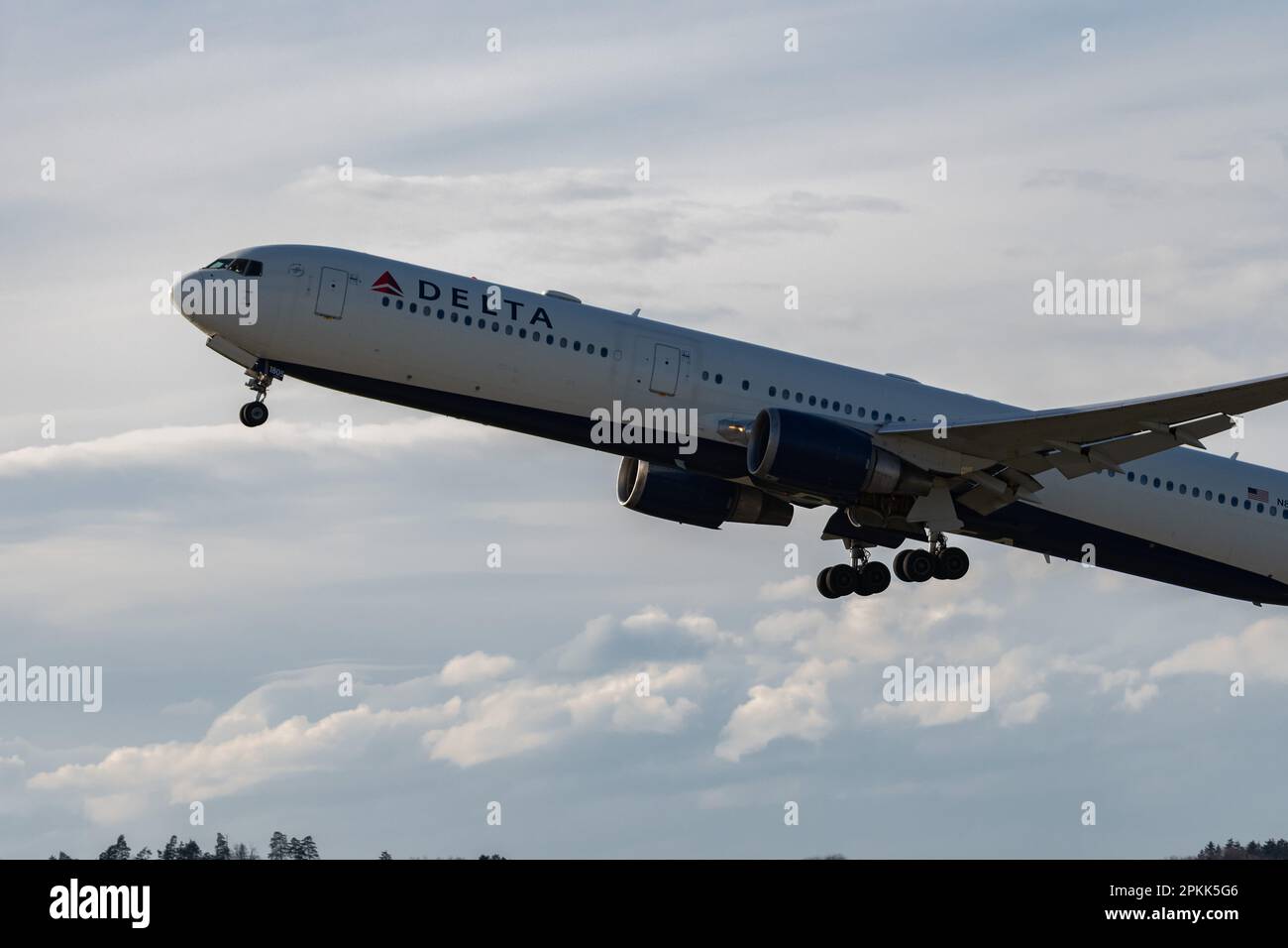 Zürich, Schweiz, 2. Januar 2023 Delta Airlines die Boeing 767-400ER-Flugzeuge starten von Landebahn 16 Stockfoto