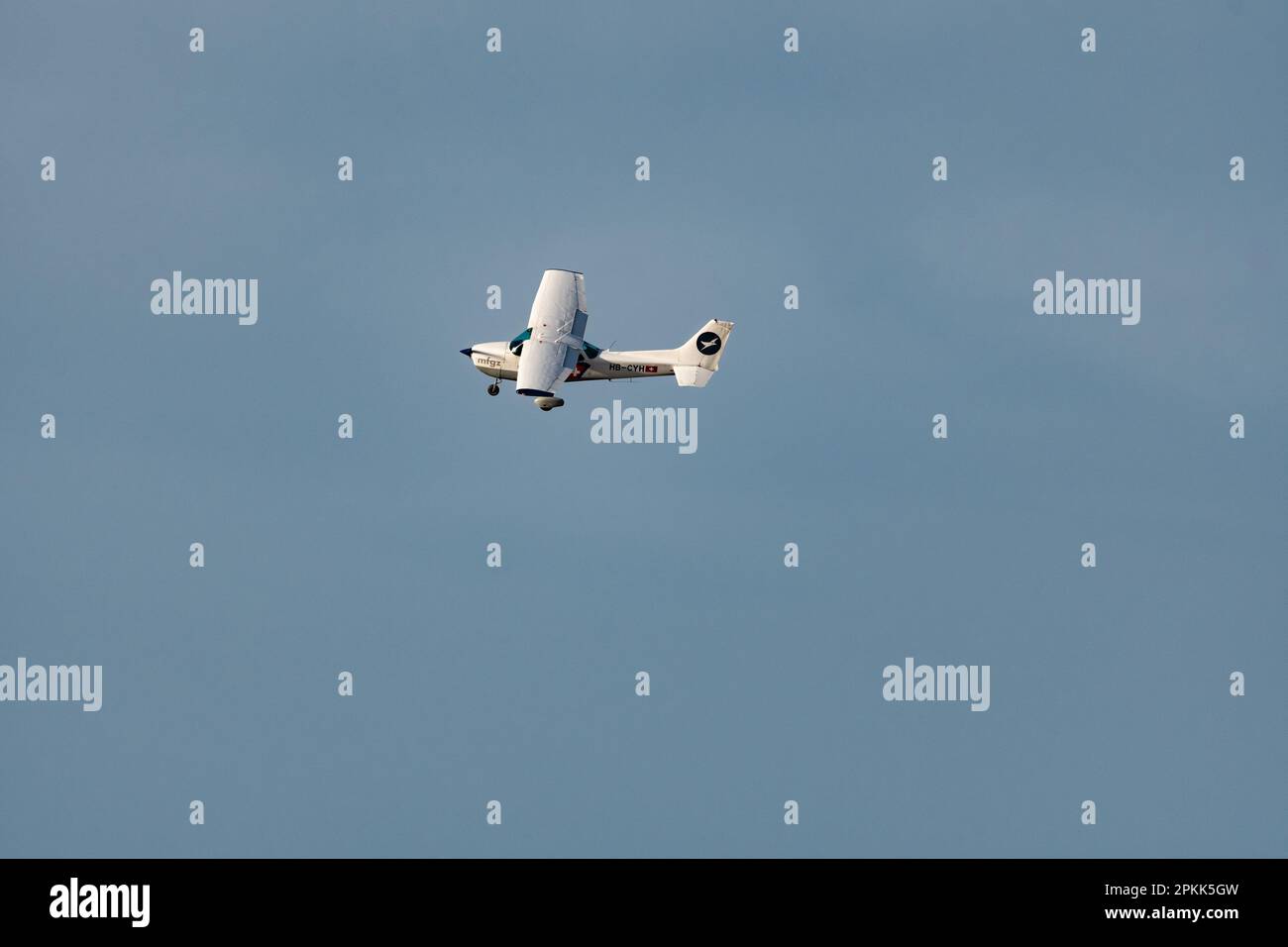 Zürich, Schweiz, 2. Januar 2023 Cessna 172P Skyhawk II Propellerflugzeug kurz nach Start von Landebahn 28 Stockfoto