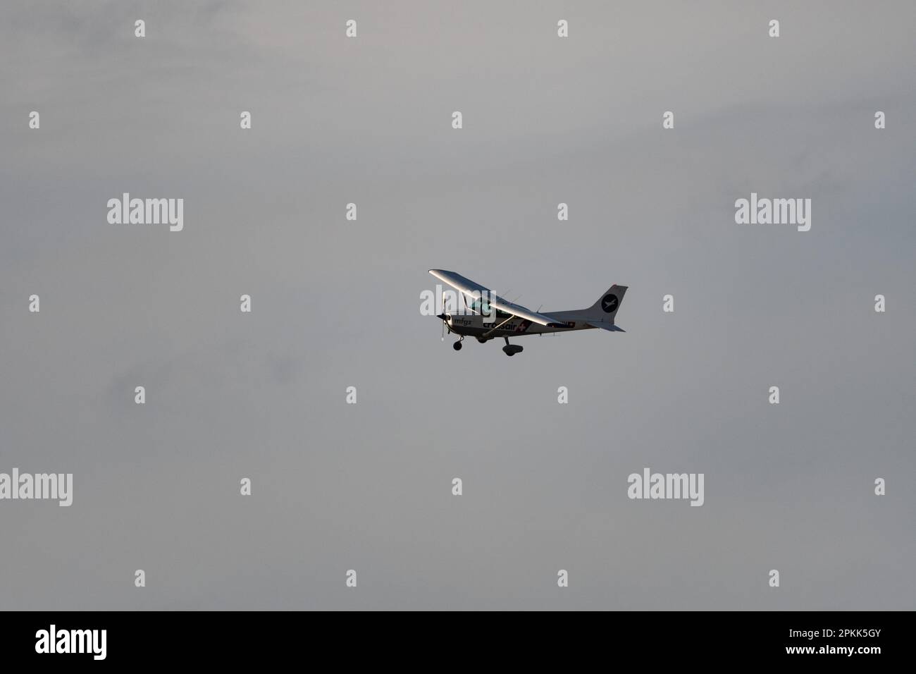 Zürich, Schweiz, 2. Januar 2023 Cessna 172P Skyhawk II Propellerflugzeug kurz nach Start von Landebahn 28 Stockfoto