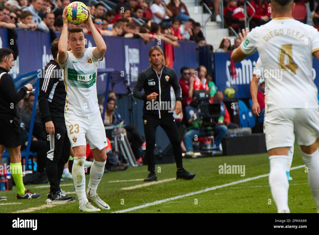 Pamplona, Spanien. 8. April 2023. Sport. Fußball. Fußballspiel von La Liga Santander zwischen CA Osasuna und Elche CF, gespielt im El Sadar Stadion in Pamplona (Spanien) am 8. April 2023. Kredit: Inigo Alzugaray/Alamy Live News Stockfoto