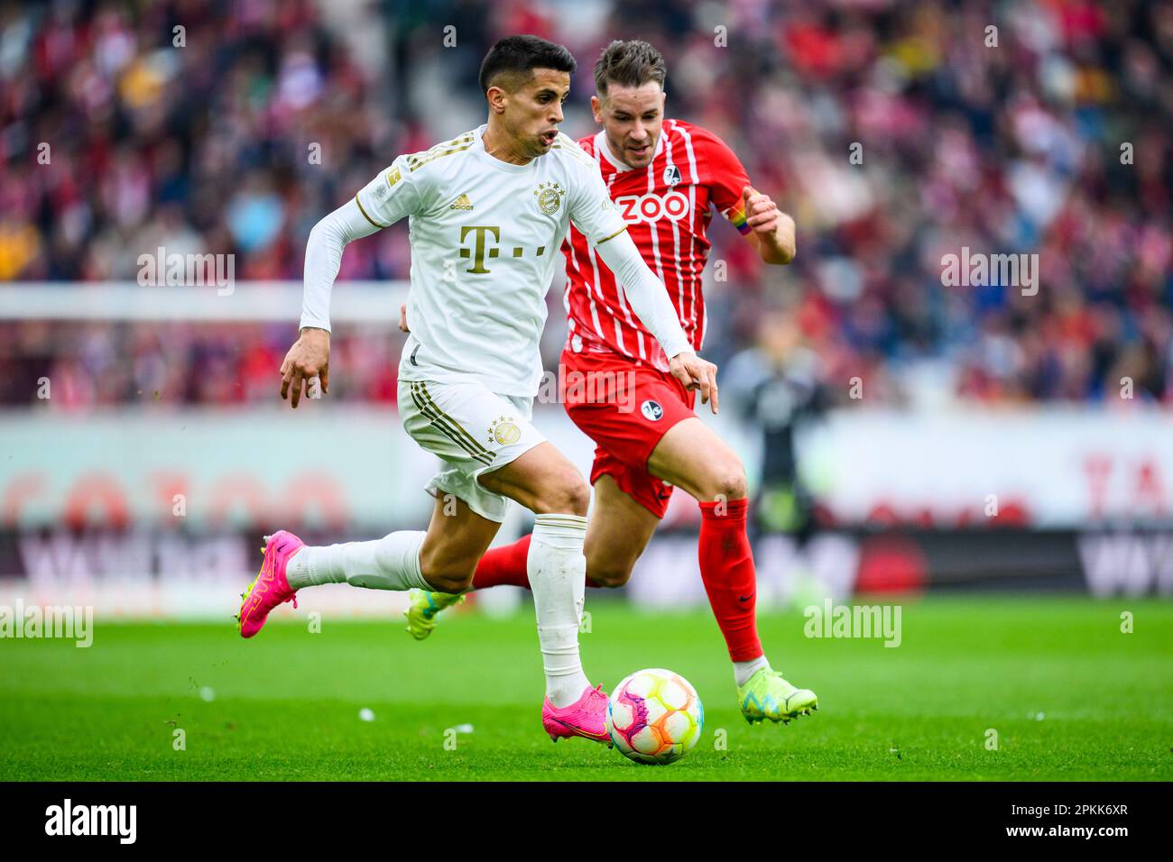 Freiburg Im Breisgau, Deutschland. 08. April 2023. Fußball: Bundesliga, SC Freiburg - Bayern München, Spieltag 27, Europa-Park Stadion. Joao Pedro Cavaco Cancelo (l) in München im Kampf gegen Freiburgs Christian Günter (r). Kredit: Tom Weller/dpa - WICHTIGER HINWEIS: Gemäß den Anforderungen der DFL Deutsche Fußball Liga und des DFB Deutscher Fußball-Bund ist es verboten, im Stadion aufgenommene Fotos und/oder das Spiel in Form von Sequenzbildern und/oder videoähnlichen Fotoserien zu verwenden oder verwenden zu lassen./dpa/Alamy Live News Stockfoto