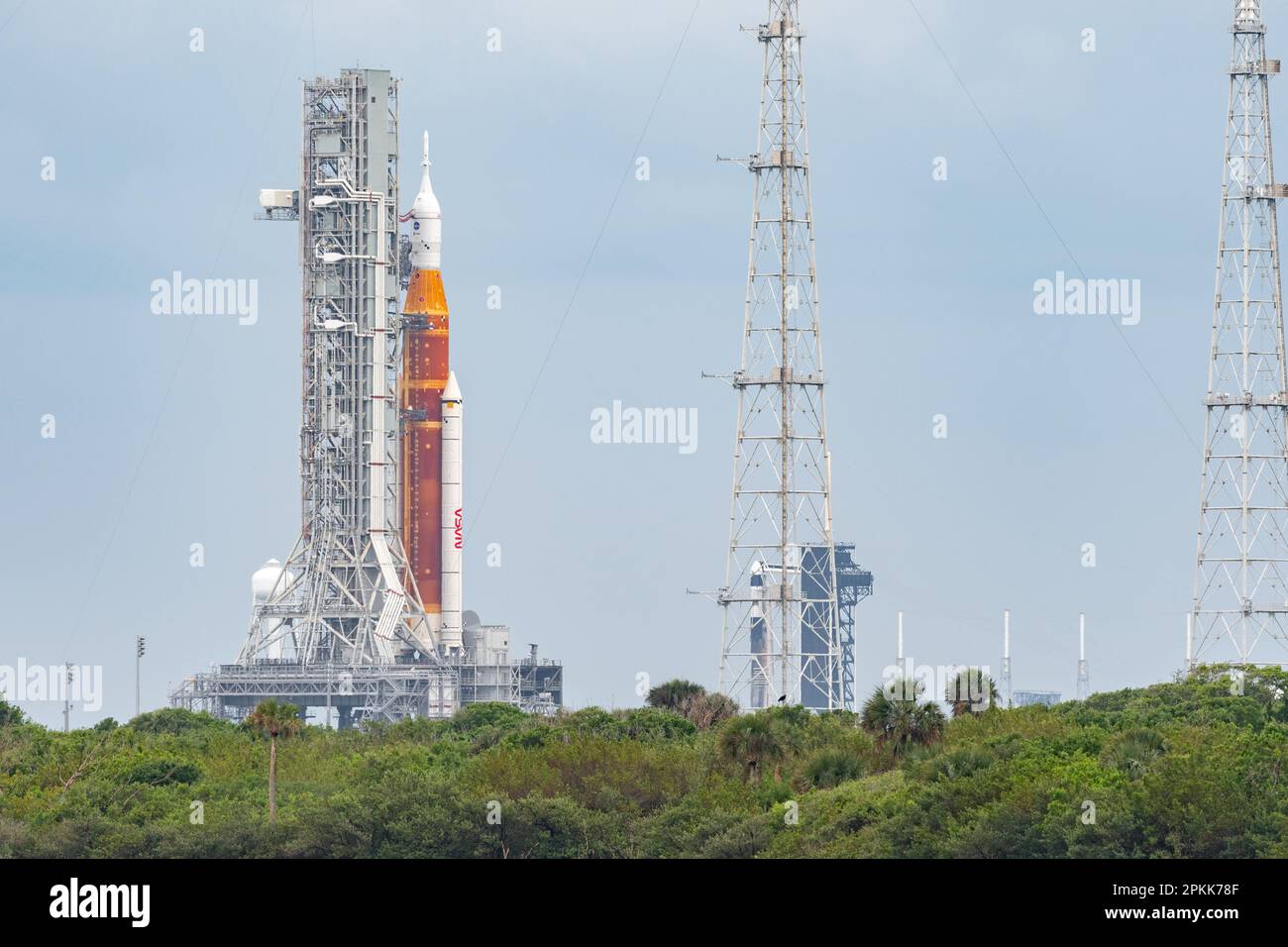 NASA SLS & SpaceX Falcon 9 Raketen bei LC-39A und LC-39B Stockfoto