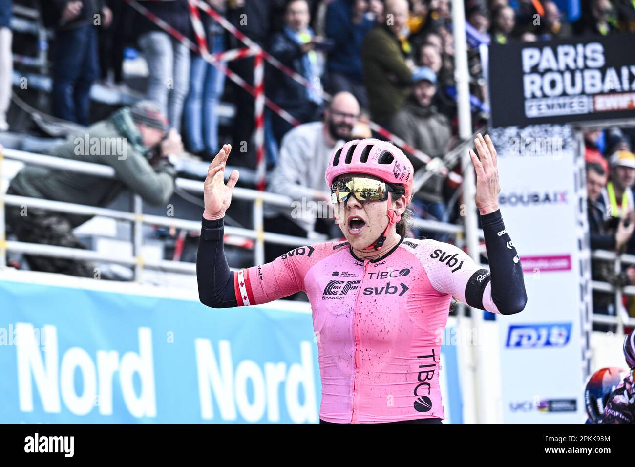 Roubaix, Frankreich. 08. April 2023. Die kanadische Alison Jackson von EF Education-TIBCO-SVB gewinnt am Samstag, den 08. April 2023, die dritte Ausgabe des Frauenelitenrennen des Radrennen „Paris-Roubaix“, 145, 4 km von Denain nach Roubaix, Frankreich. BELGA FOTO JASPER JACOBS Kredit: Belga News Agency/Alamy Live News Stockfoto